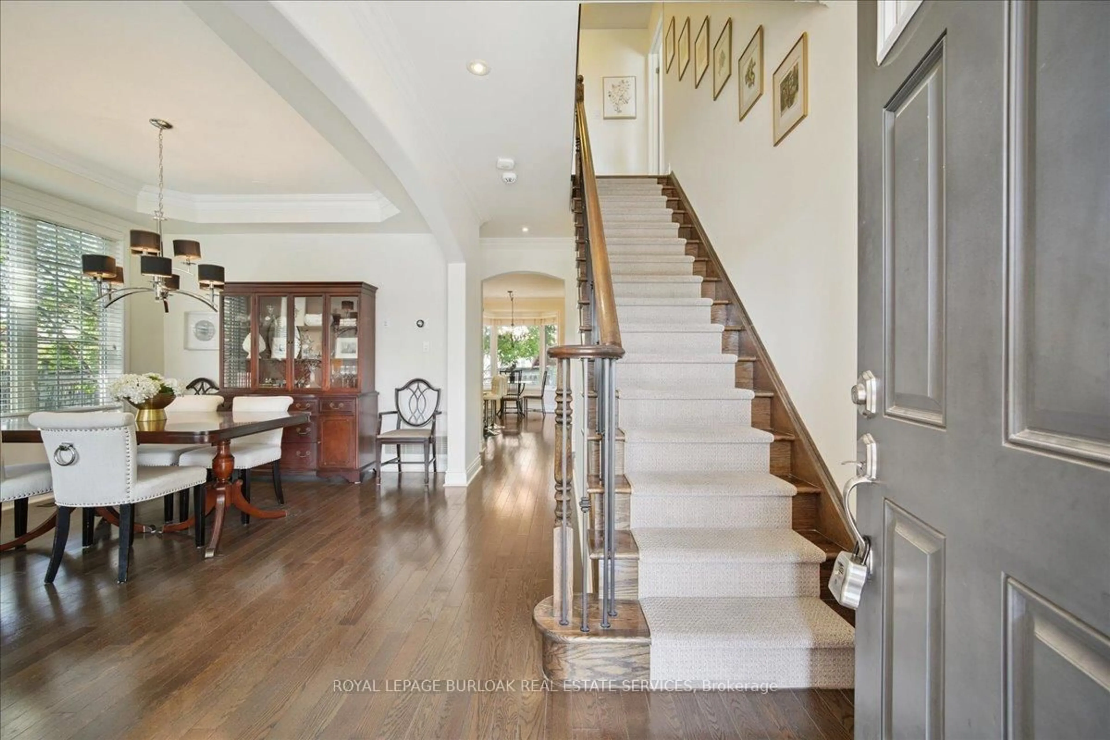 Indoor foyer for 819 Howden Cres, Milton Ontario L9T 0K9