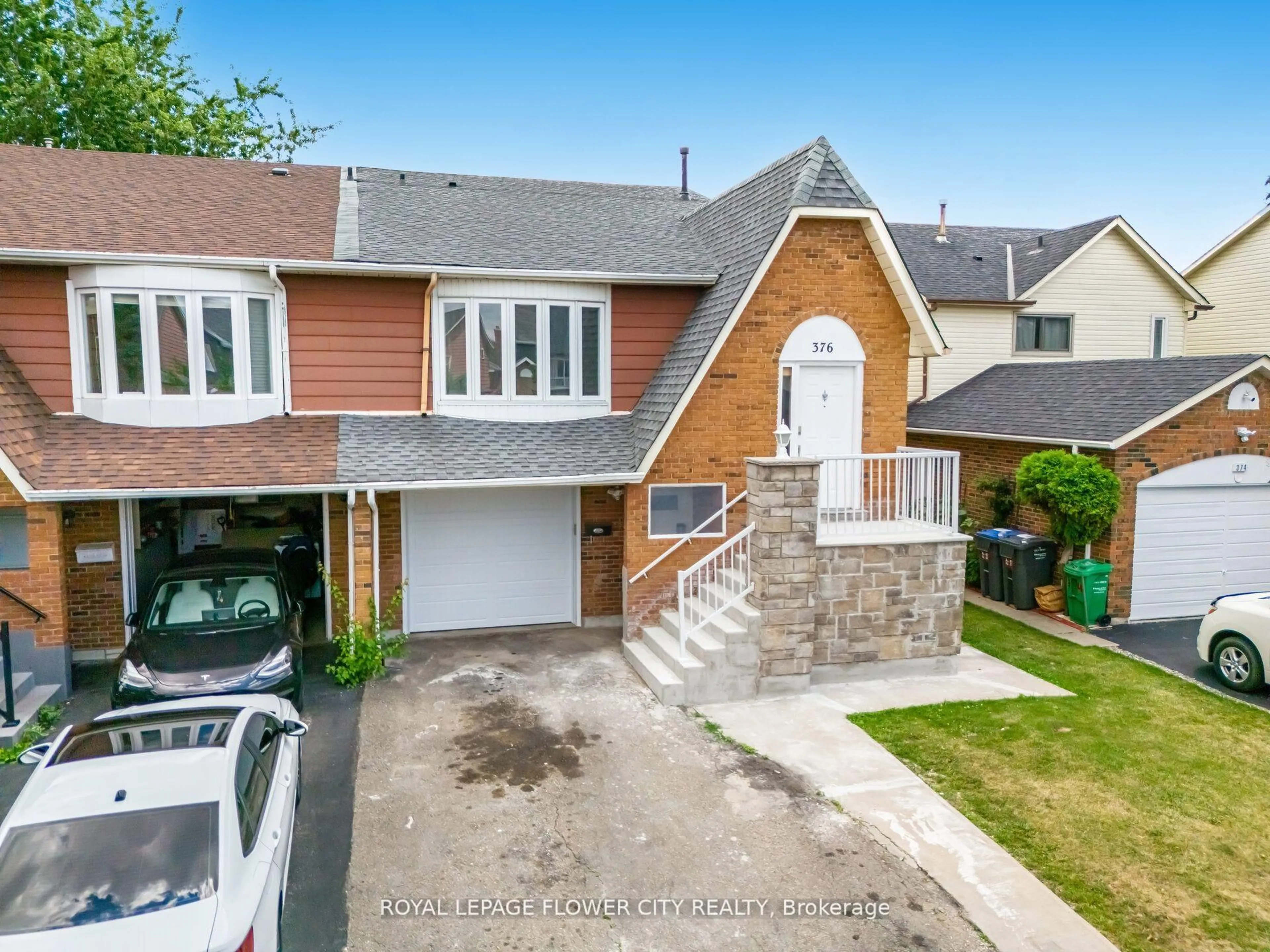 A pic from outside/outdoor area/front of a property/back of a property/a pic from drone, street for 376 Hansen Rd, Brampton Ontario L6V 3P7