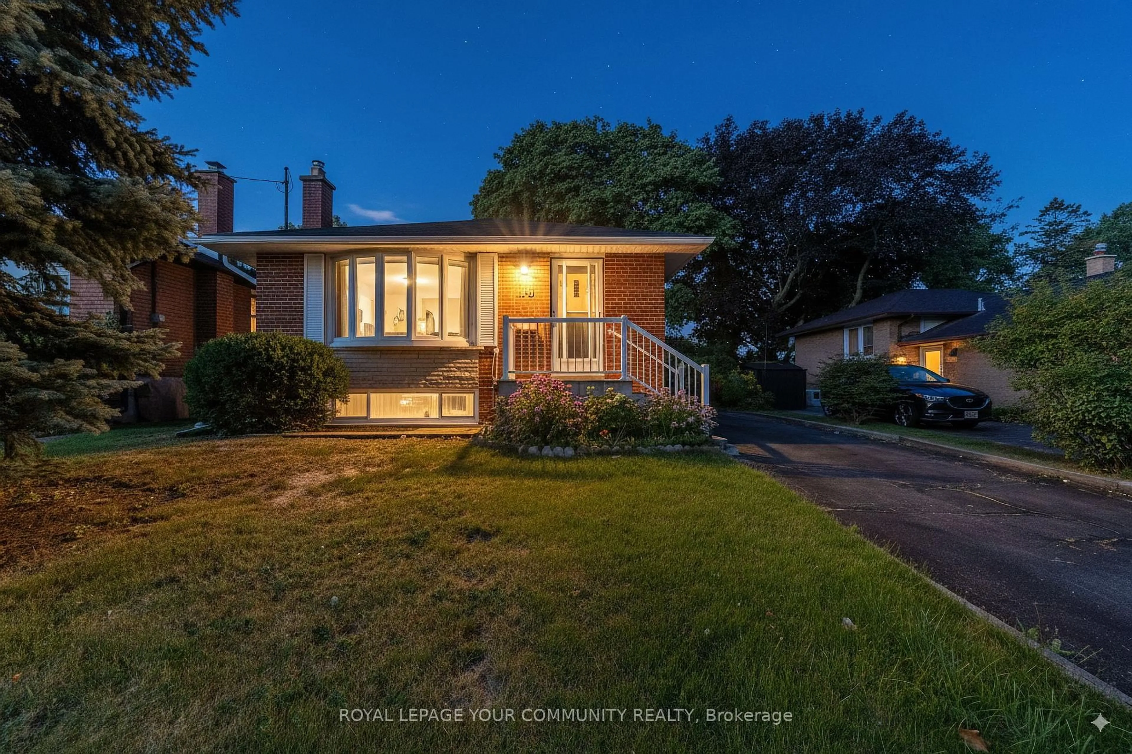 A pic from outside/outdoor area/front of a property/back of a property/a pic from drone, street for 19 Archerhill Dr, Toronto Ontario M9B 5P2