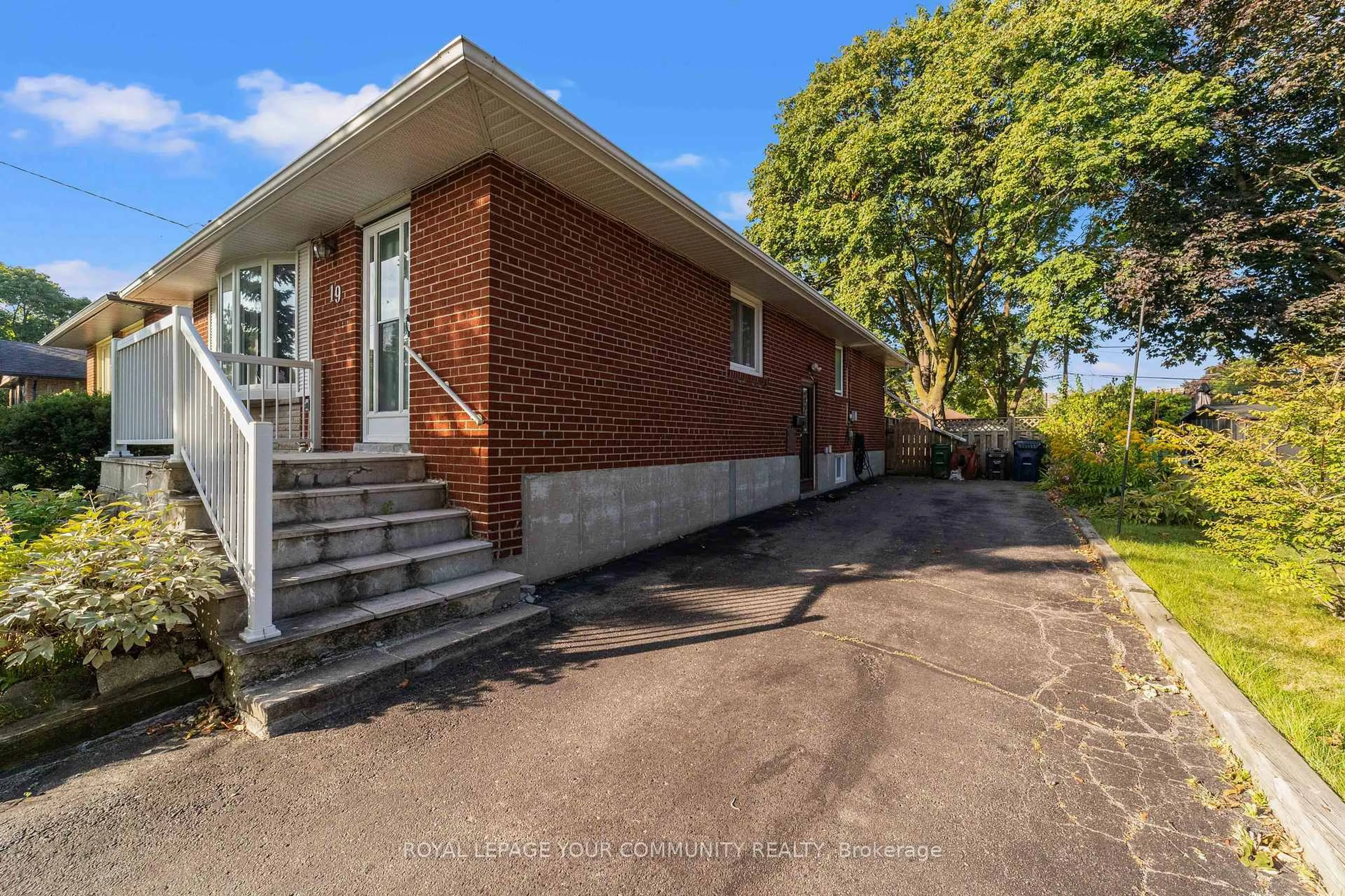 A pic from outside/outdoor area/front of a property/back of a property/a pic from drone, street for 19 Archerhill Dr, Toronto Ontario M9B 5P2