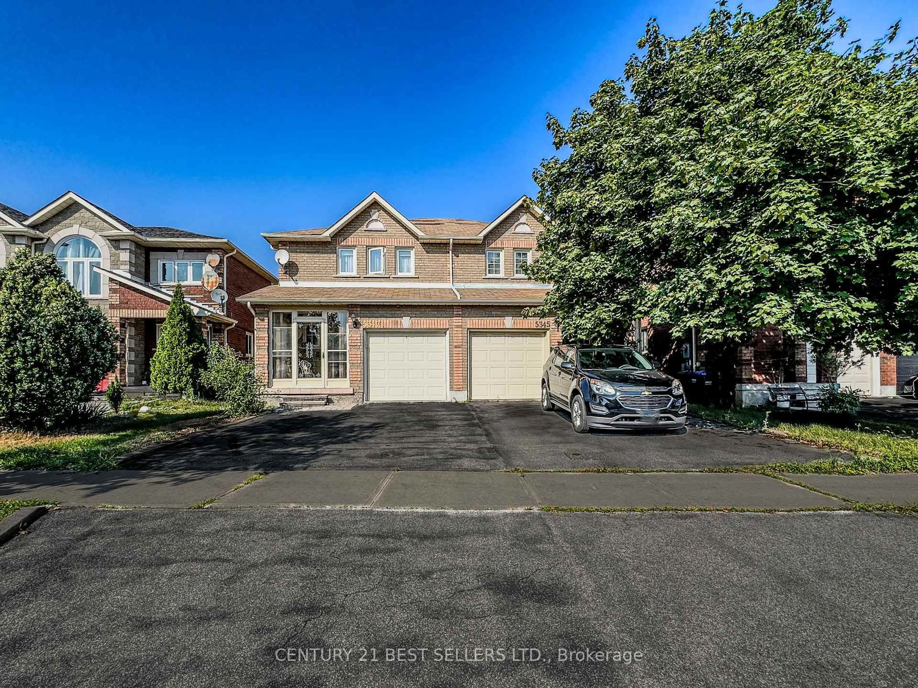 A pic from outside/outdoor area/front of a property/back of a property/a pic from drone, street for 5347 Red Brush Dr, Mississauga Ontario L4Z 3Z5