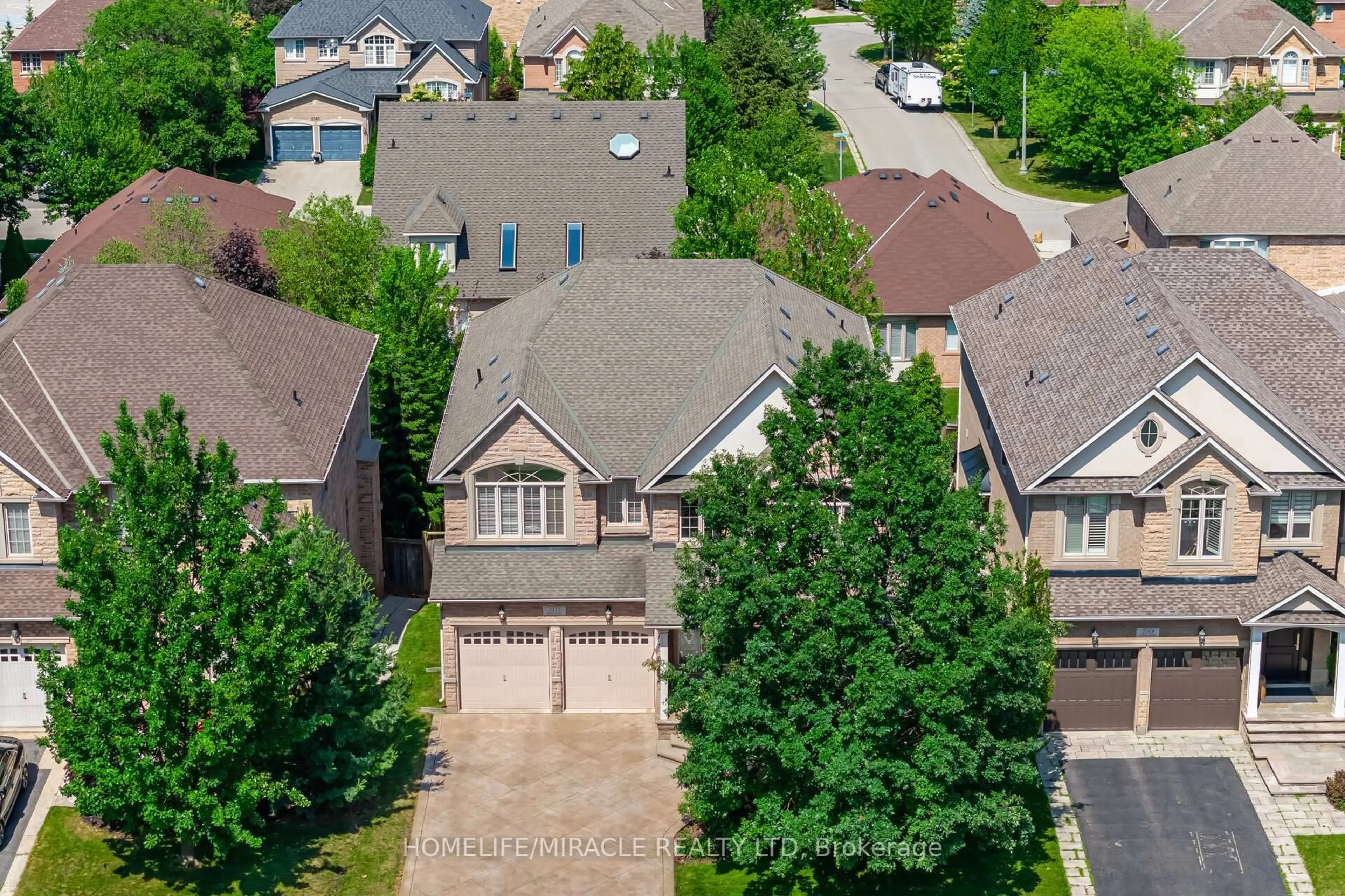 A pic from outside/outdoor area/front of a property/back of a property/a pic from drone, street for 2373 Rideau Dr, Oakville Ontario L6H 7J8