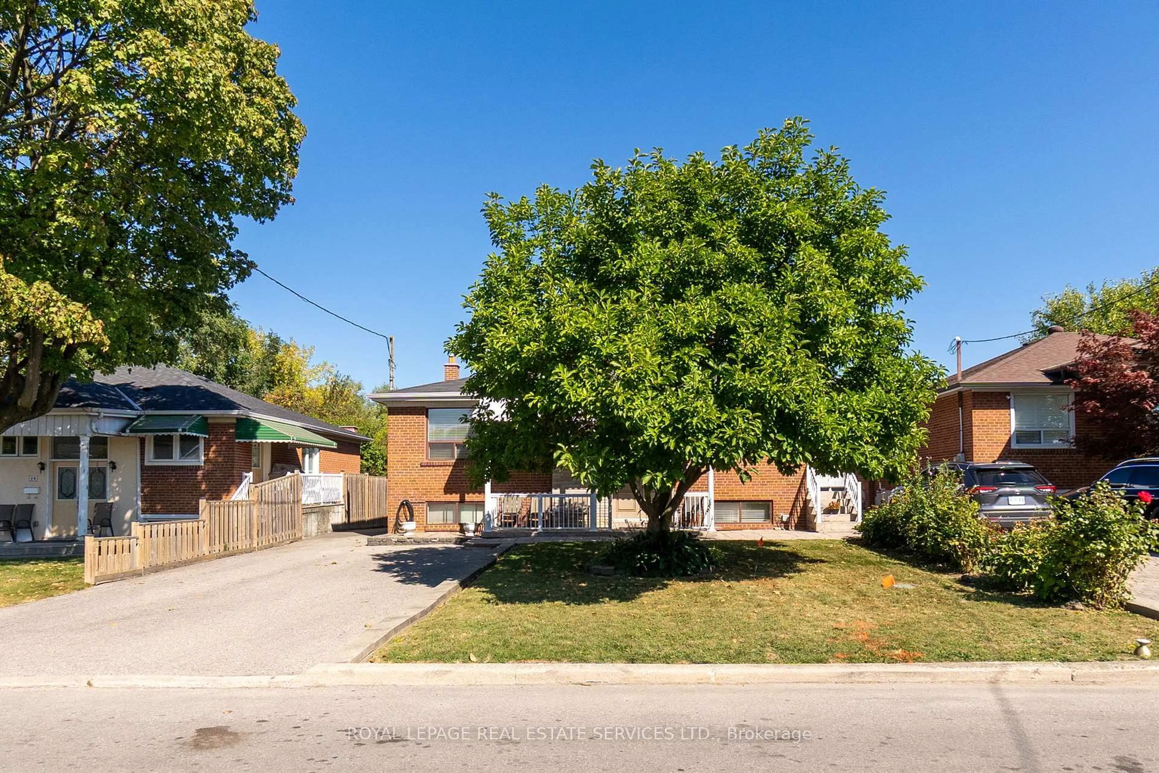 A pic from outside/outdoor area/front of a property/back of a property/a pic from drone, street for 18 Langholm Dr, Toronto Ontario M3M 2R6