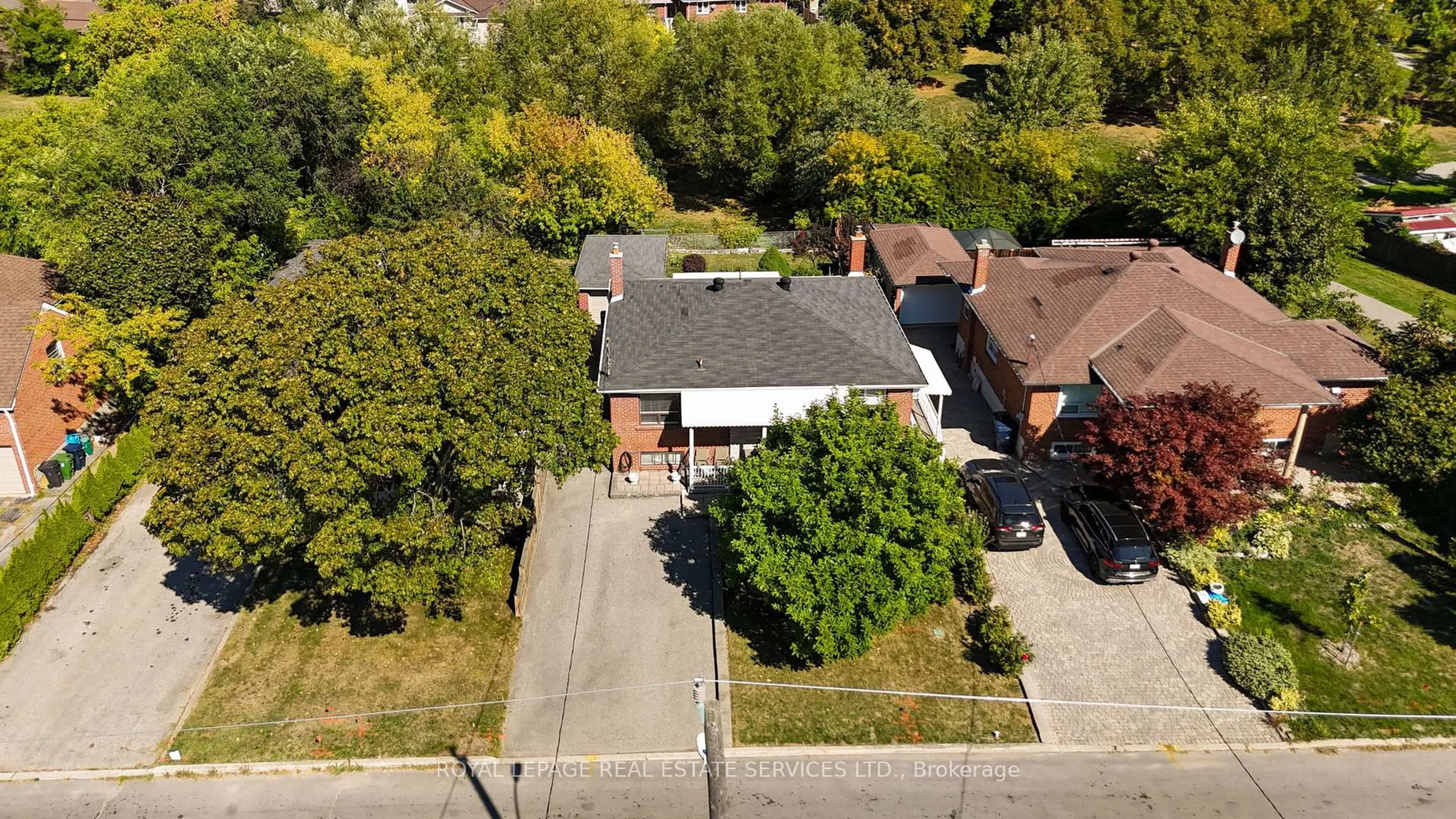 A pic from outside/outdoor area/front of a property/back of a property/a pic from drone, street for 18 Langholm Dr, Toronto Ontario M3M 2R6