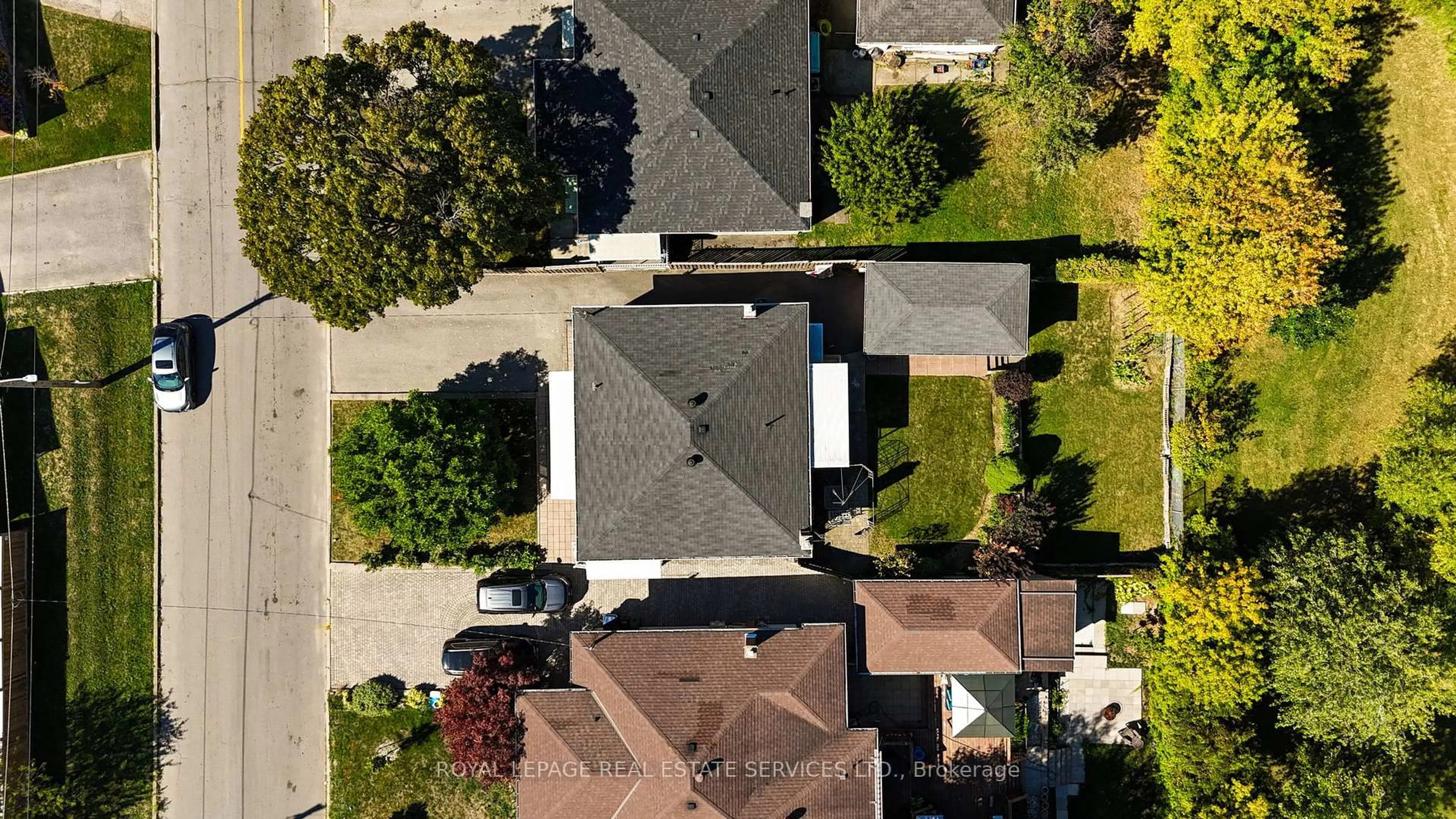 A pic from outside/outdoor area/front of a property/back of a property/a pic from drone, street for 18 Langholm Dr, Toronto Ontario M3M 2R6
