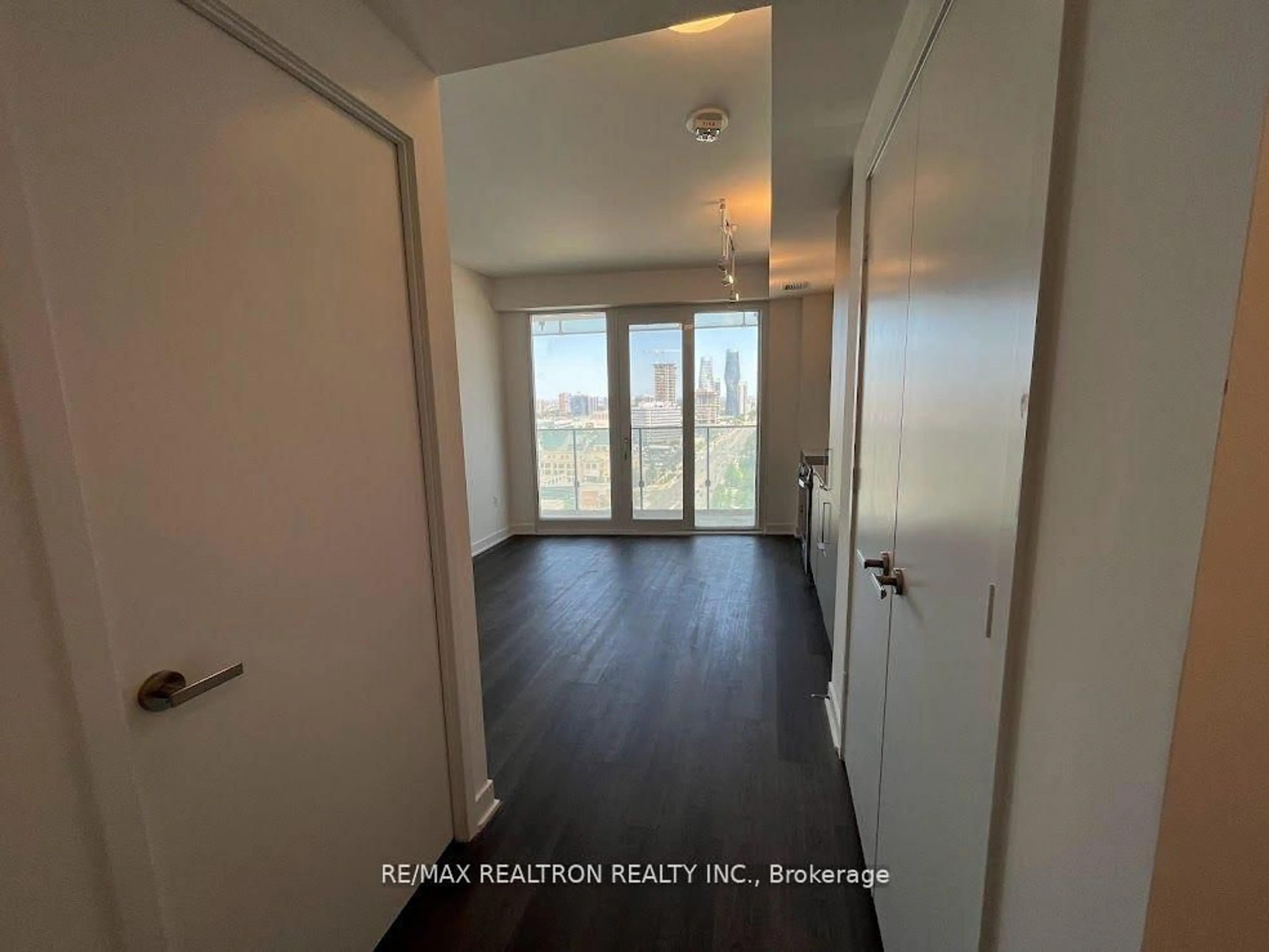 Indoor entryway for 3900 Confederation Pkwy #1510, Mississauga Ontario L5B 0M3
