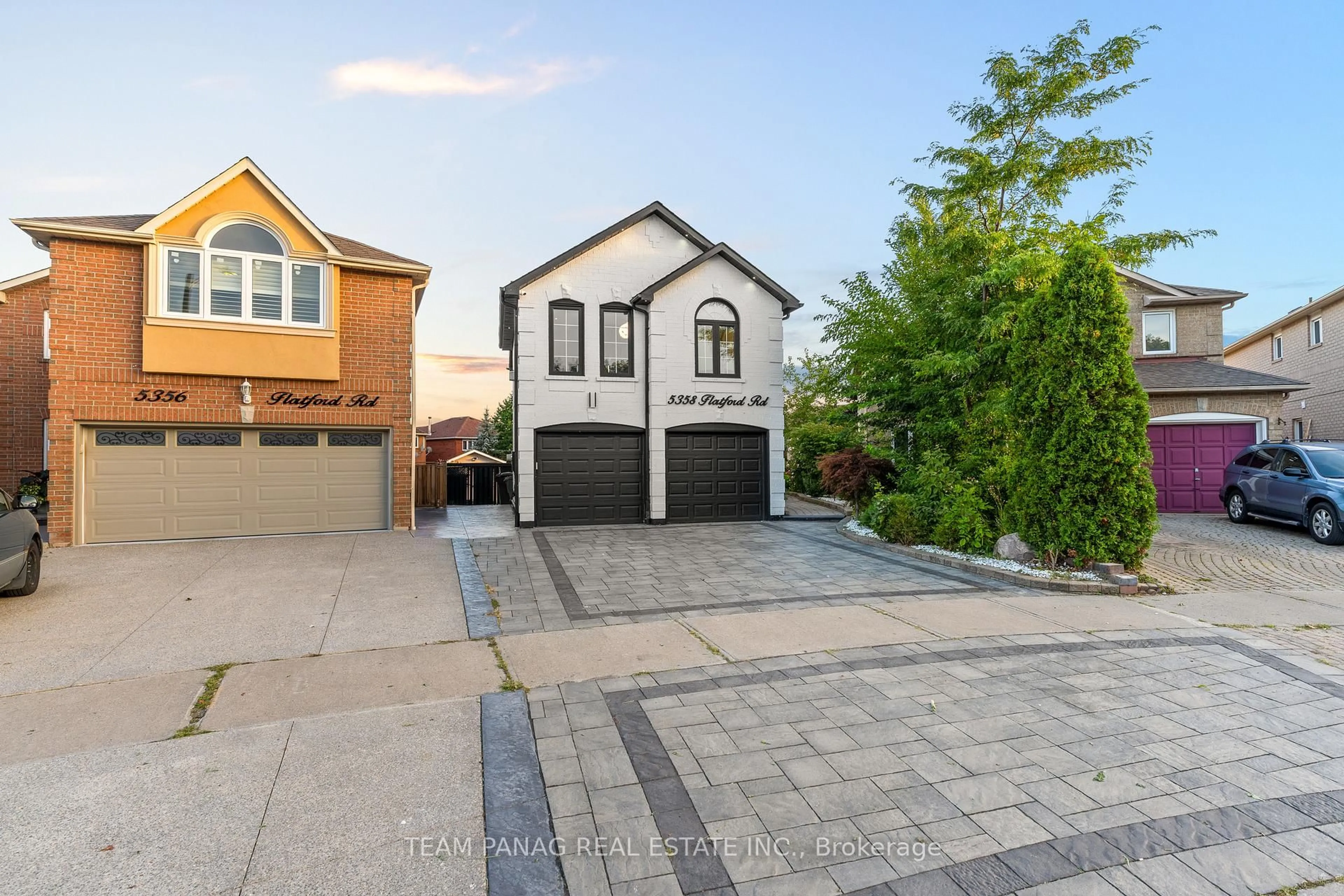 A pic from outside/outdoor area/front of a property/back of a property/a pic from drone, street for 5358 Flatford Rd, Mississauga Ontario L5V 1Y6