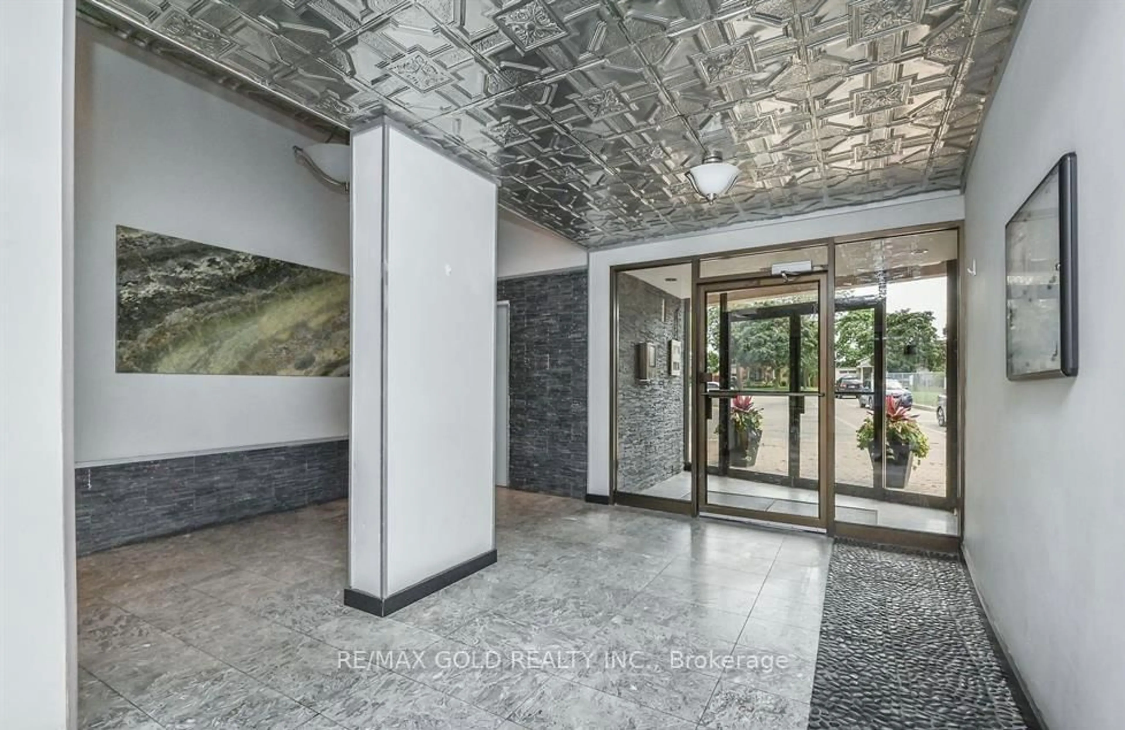 Indoor foyer for 188 Mill St #213, Brampton Ontario L6Y 1T8