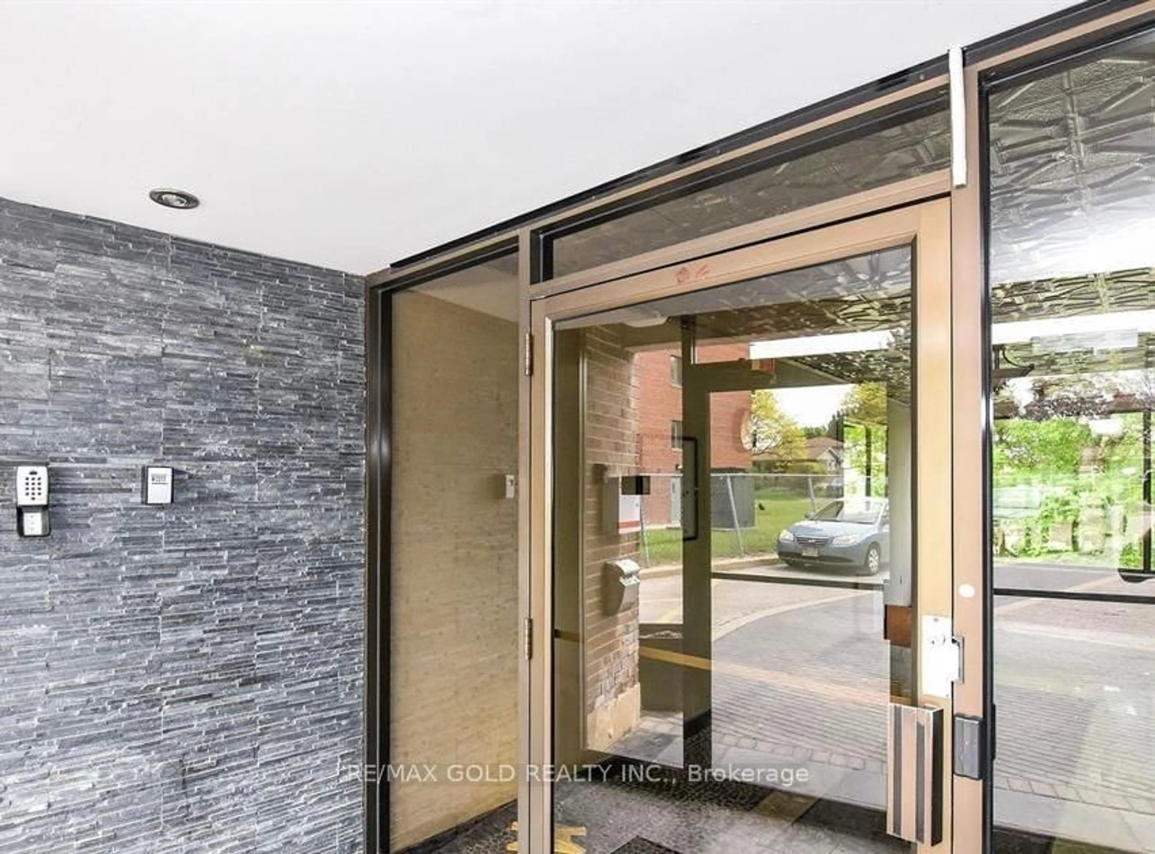 Indoor foyer for 188 Mill St #213, Brampton Ontario L6Y 1T8