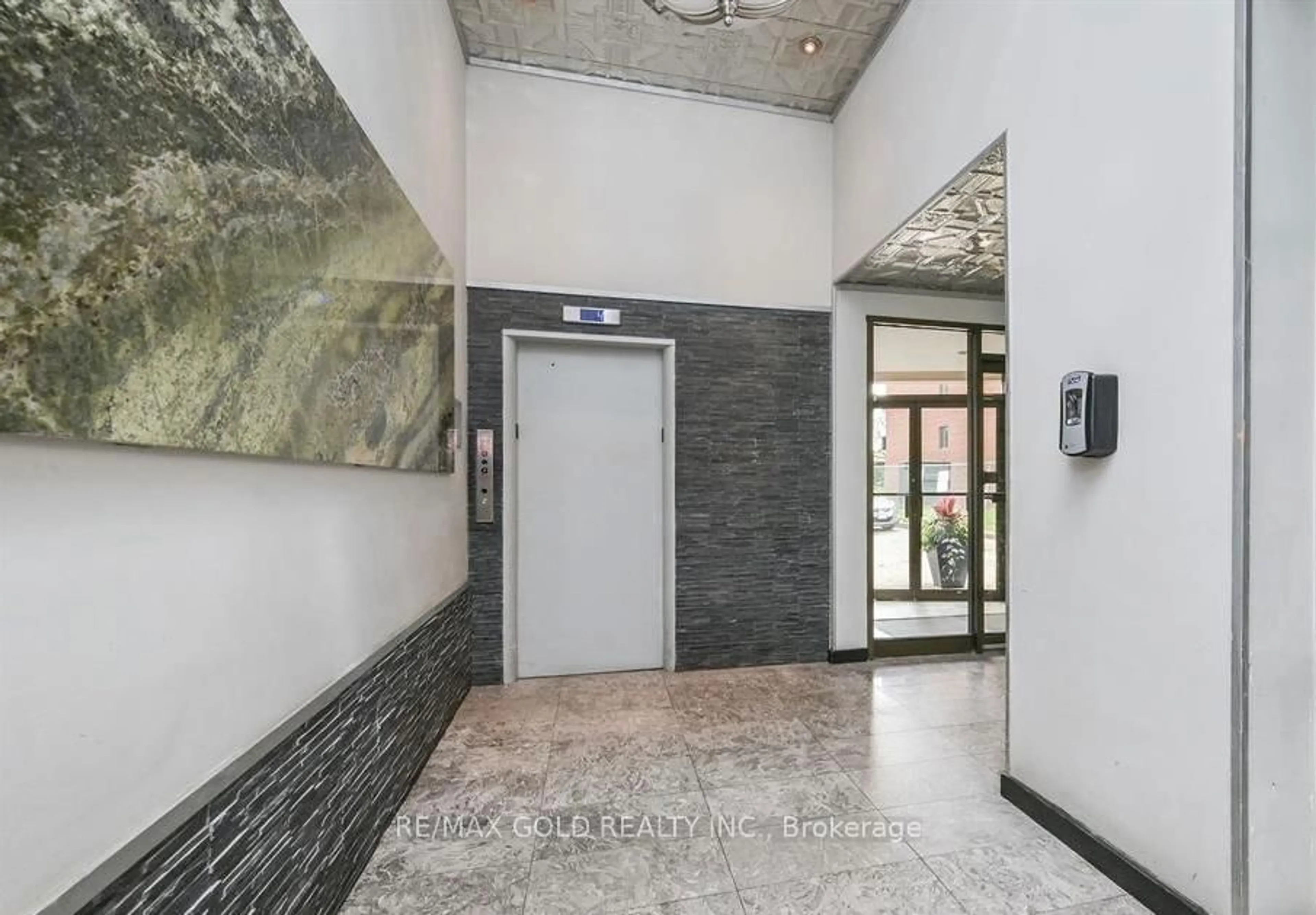 Indoor foyer for 188 Mill St #213, Brampton Ontario L6Y 1T8