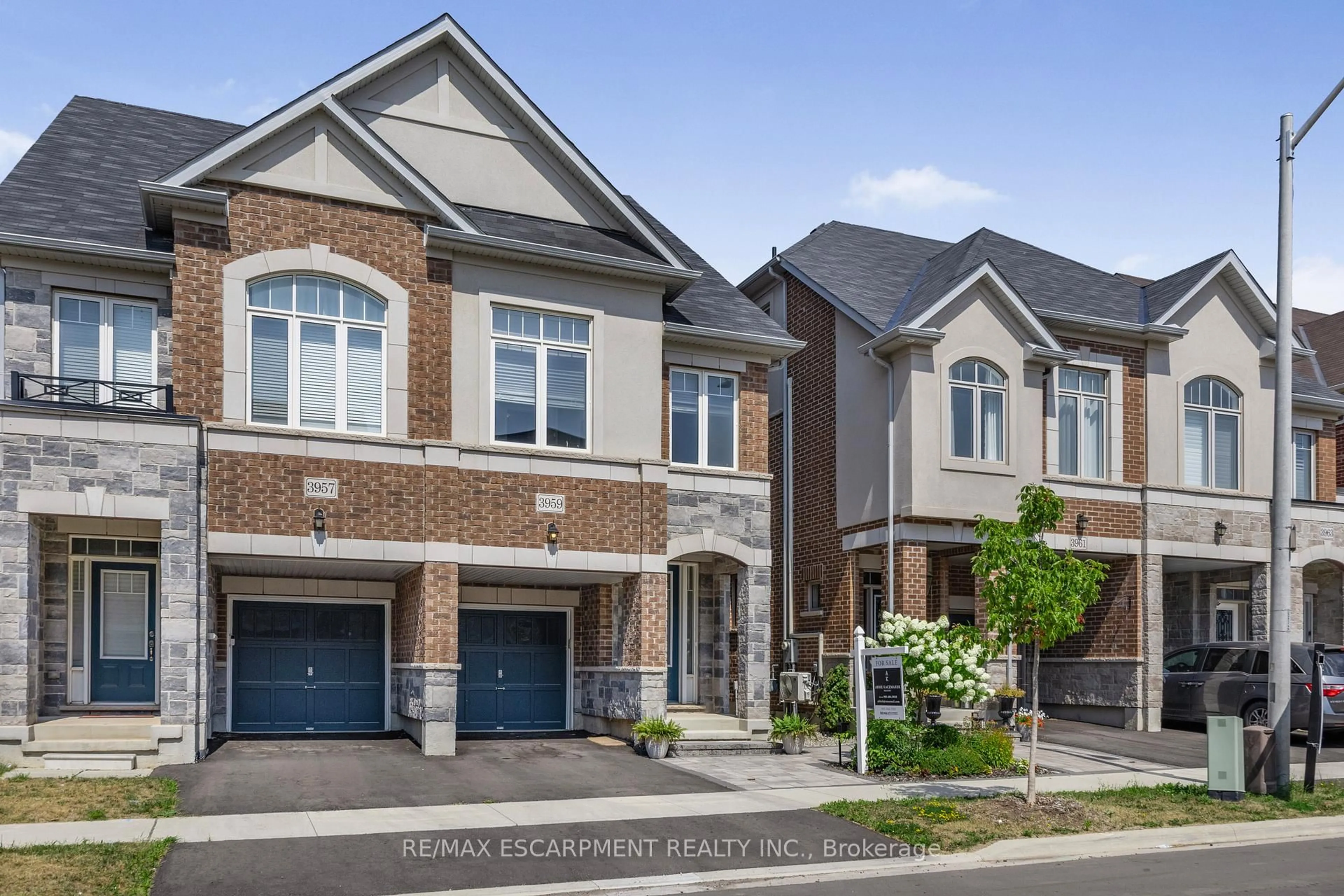 Home with brick exterior material, street for 3959 Koenig Rd, Burlington Ontario L7M 0Z7