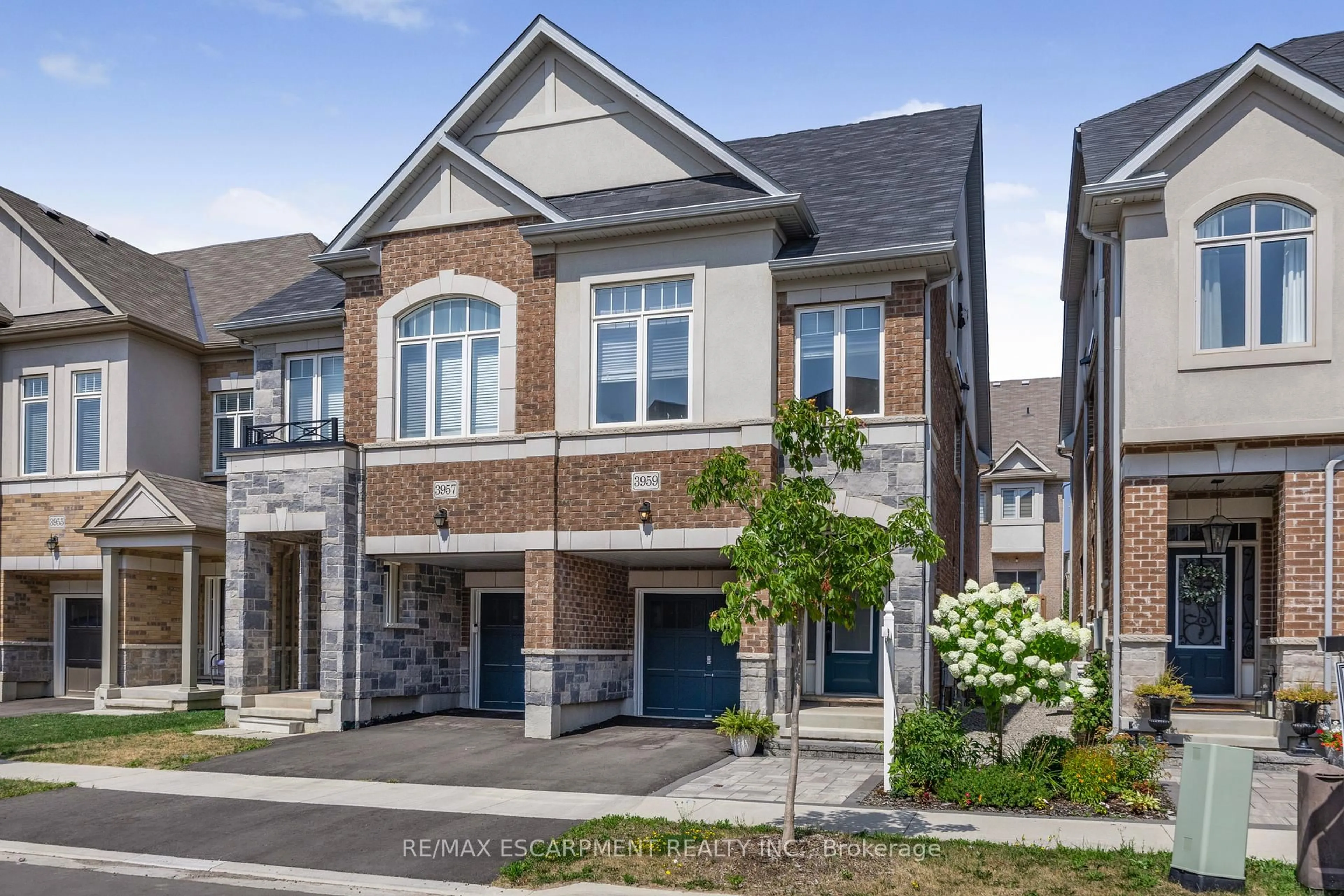 Home with brick exterior material, street for 3959 Koenig Rd, Burlington Ontario L7M 0Z7