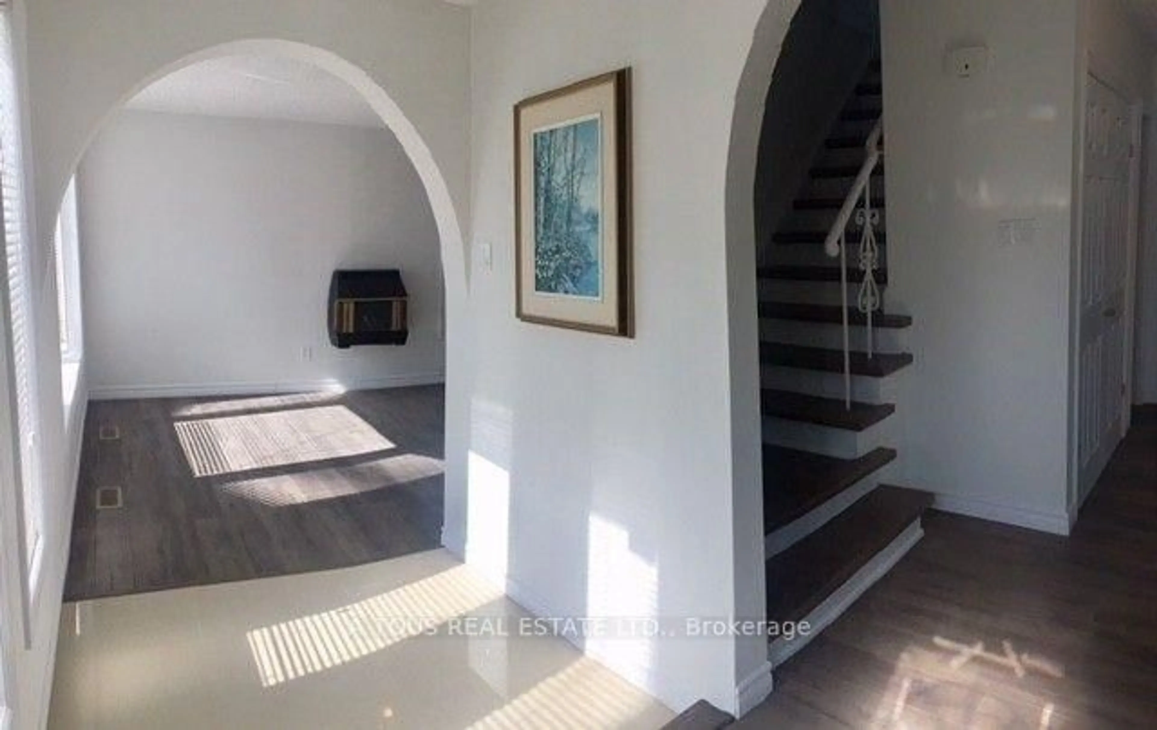 Indoor foyer for 76 Centre St, Brampton Ontario L6W 2X8