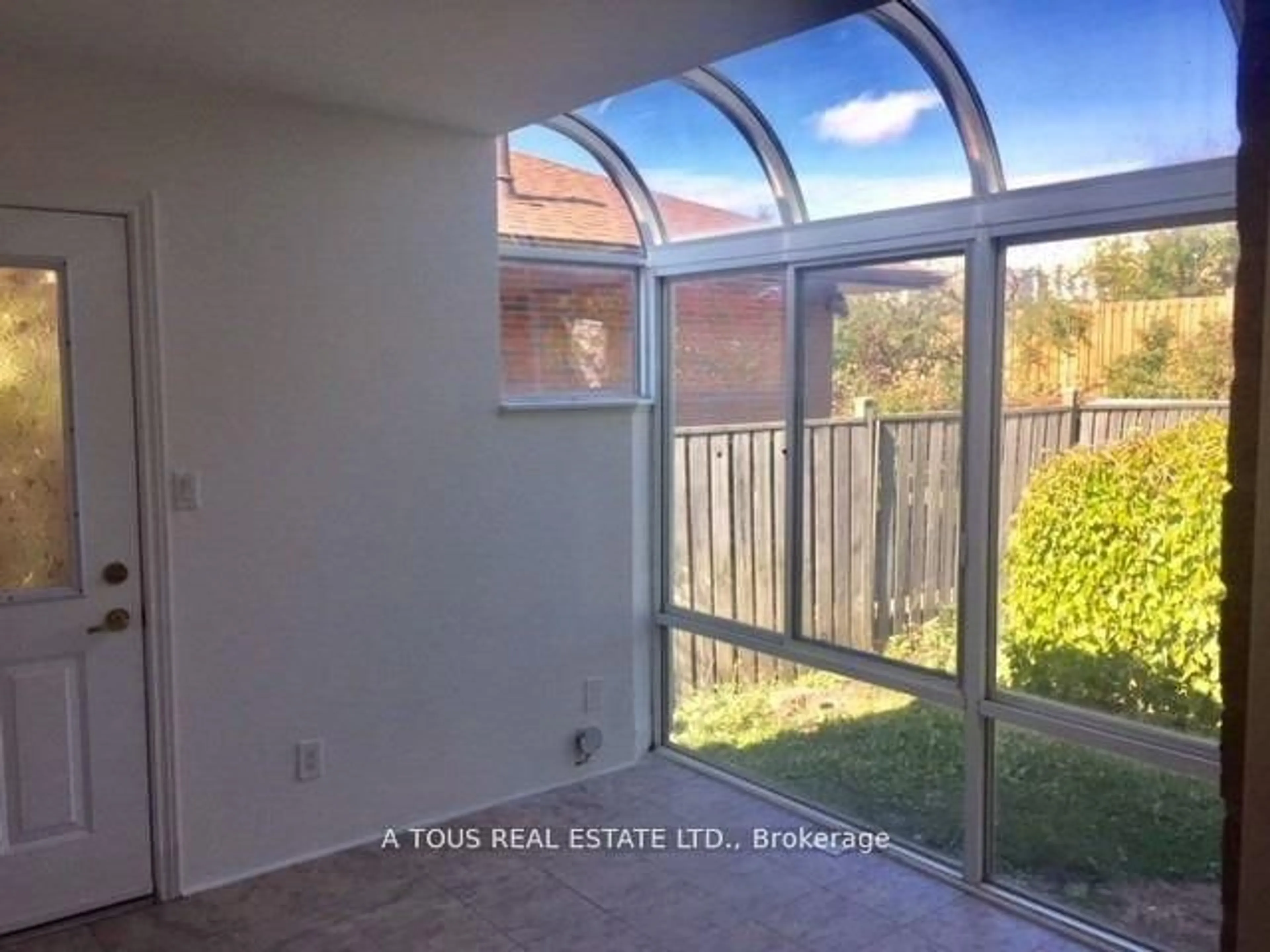 A pic of a room for 76 Centre St, Brampton Ontario L6W 2X8