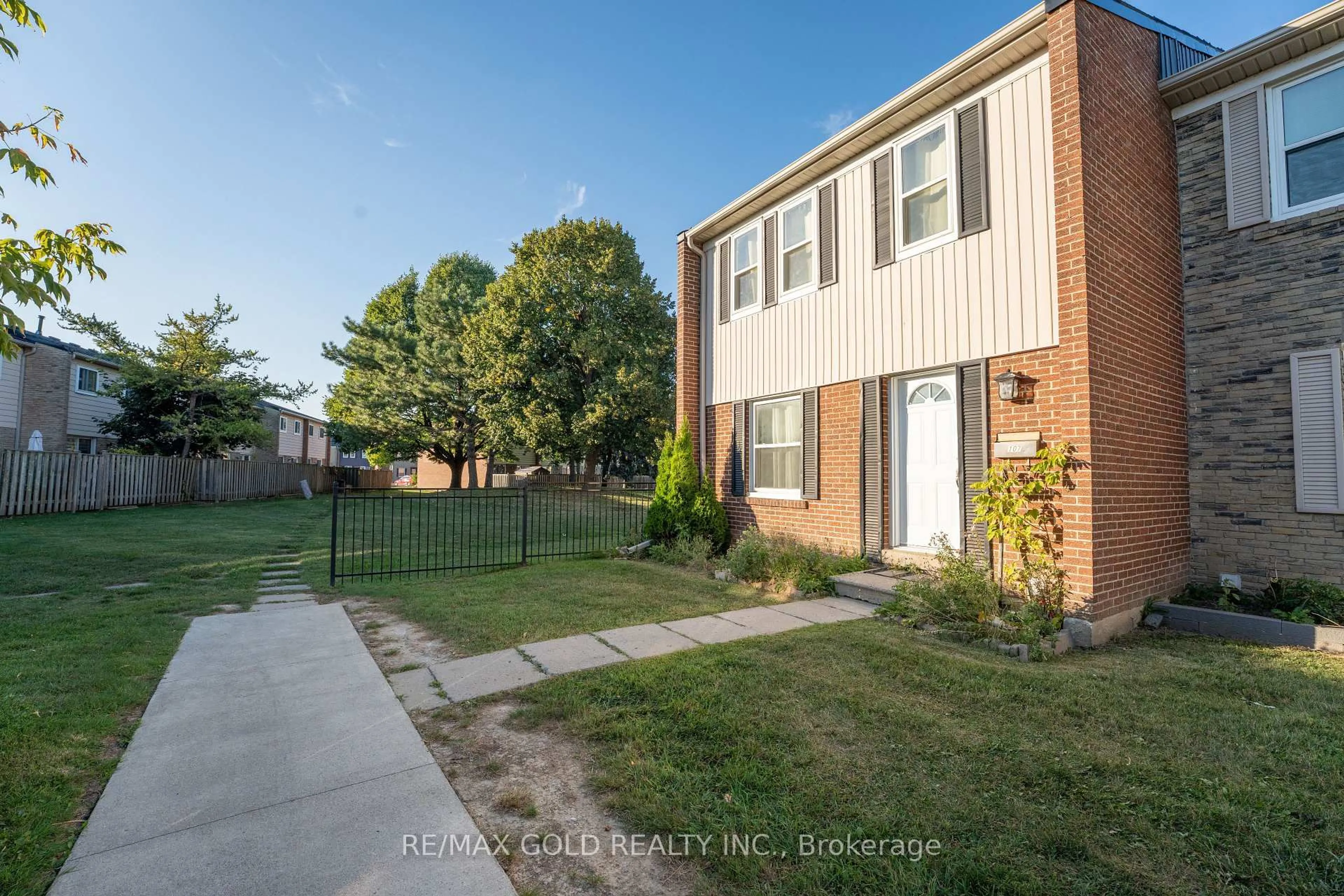Home with brick exterior material, street for 900 Central Park Dr #107, Brampton Ontario L6S 3J6