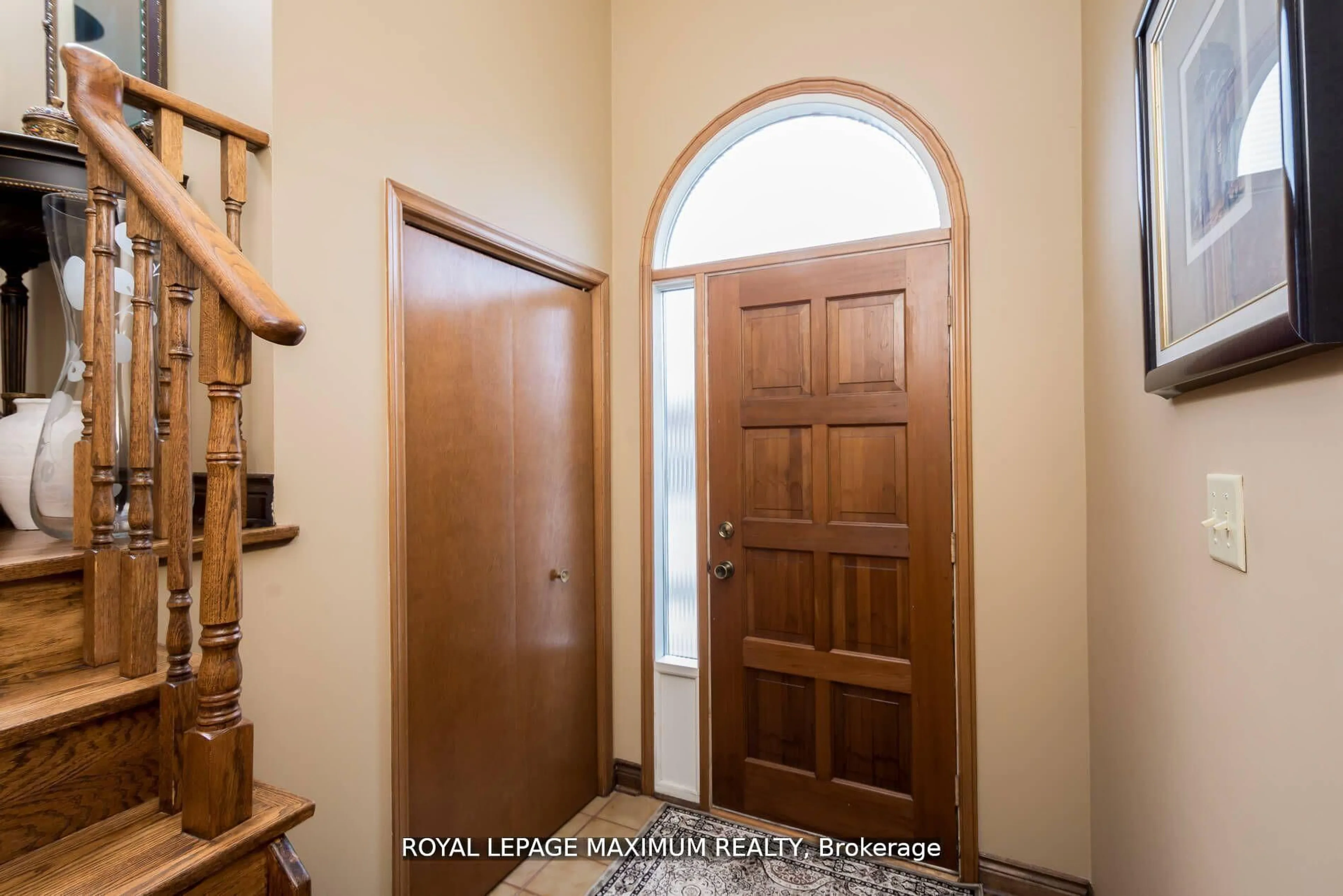 Indoor foyer for 44 Flagstick Crt, Toronto Ontario M3J 3B8