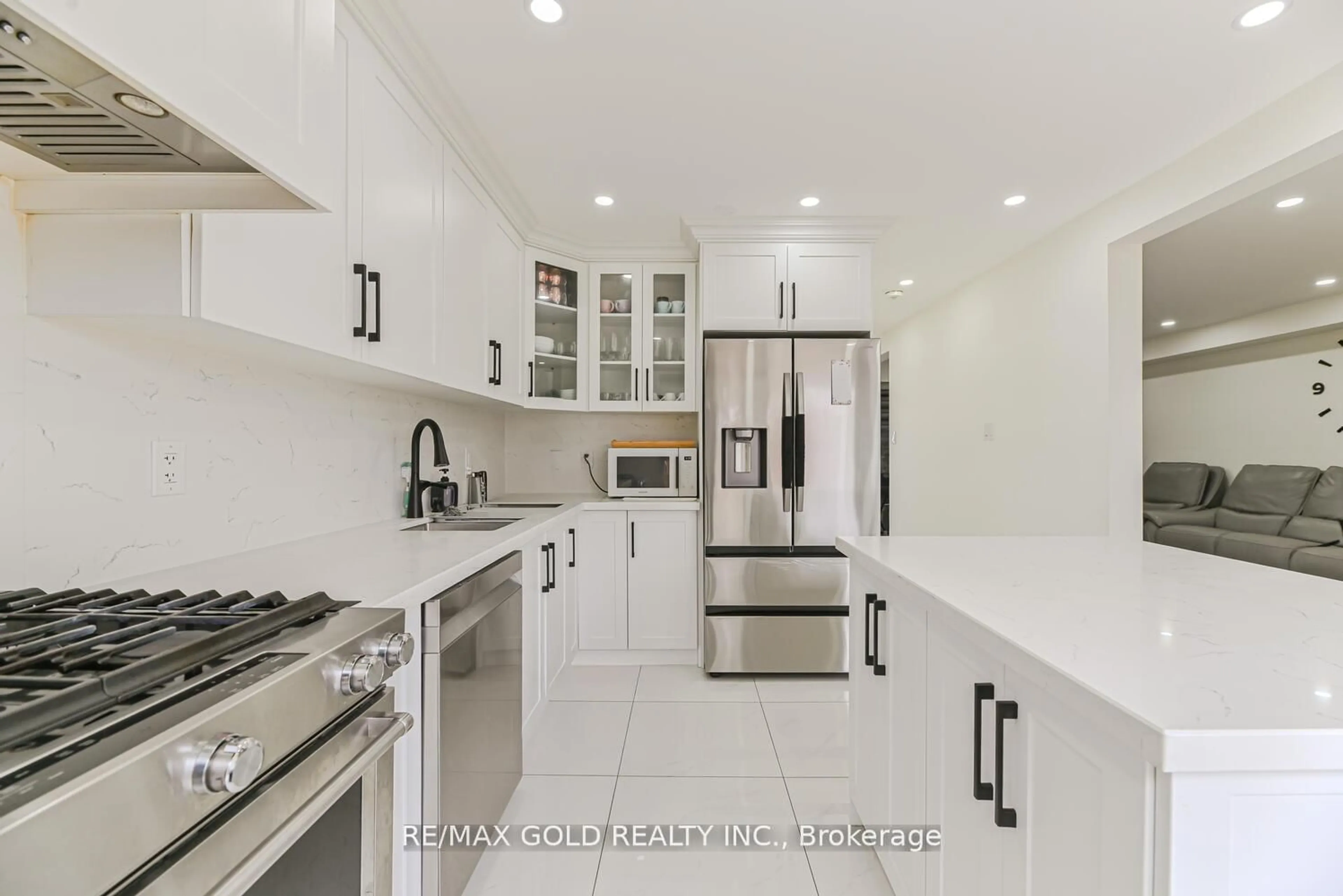 Contemporary kitchen, ceramic/tile floor for 81 Drake Blvd, Brampton Ontario L6T 3L2