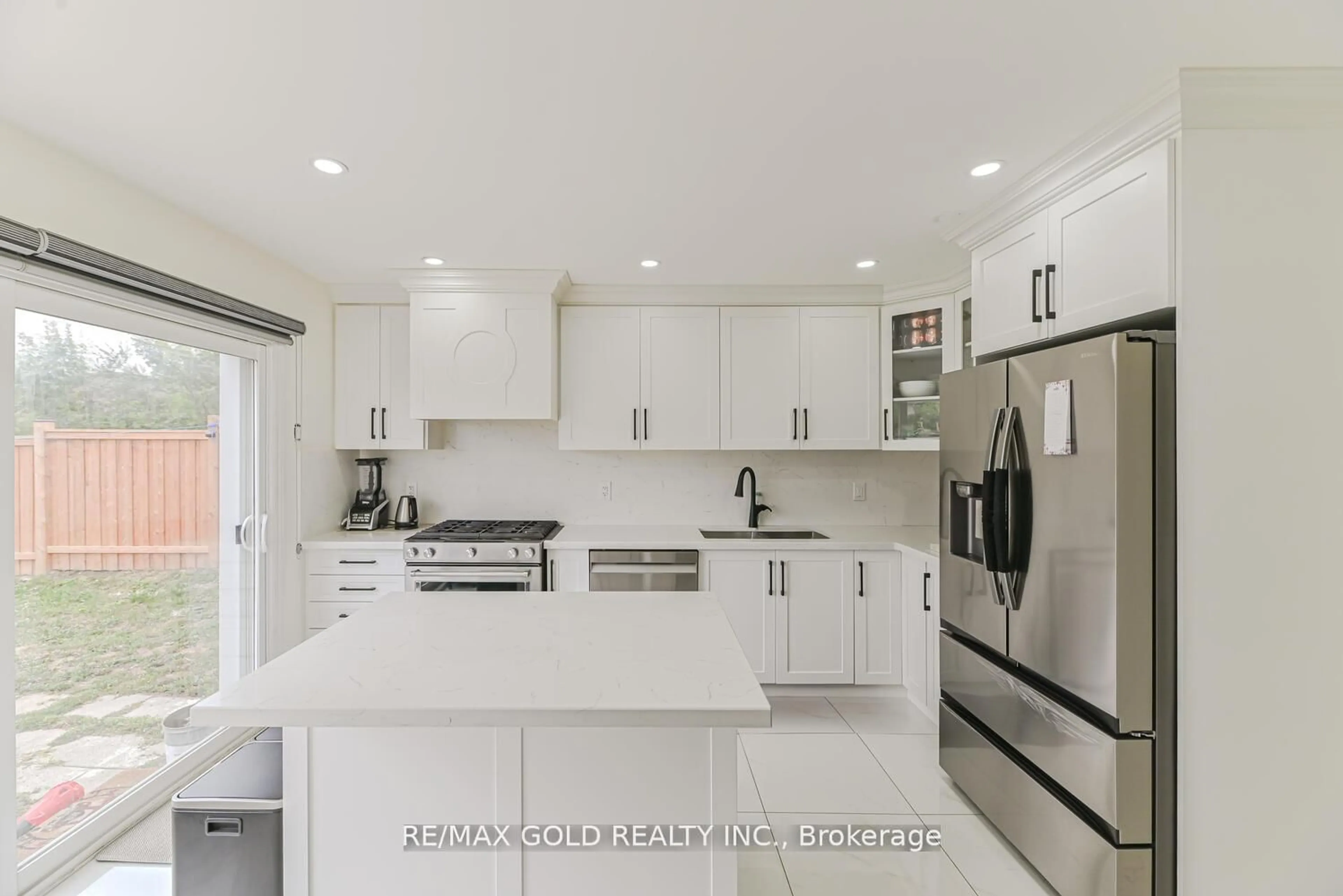 Open concept kitchen, ceramic/tile floor for 81 Drake Blvd, Brampton Ontario L6T 3L2