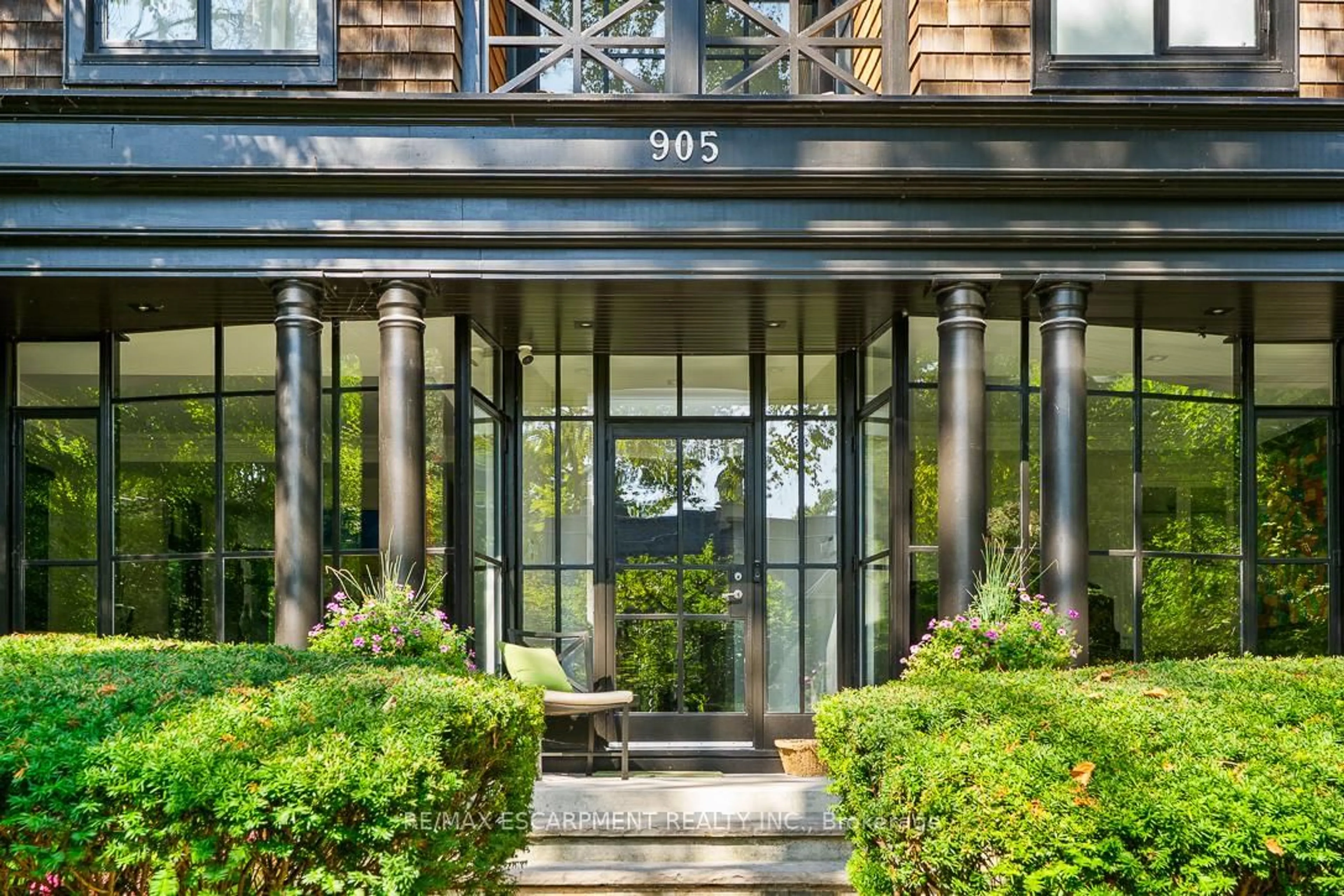 Indoor entryway for 905 Sangster Ave, Mississauga Ontario L5H 2Y3