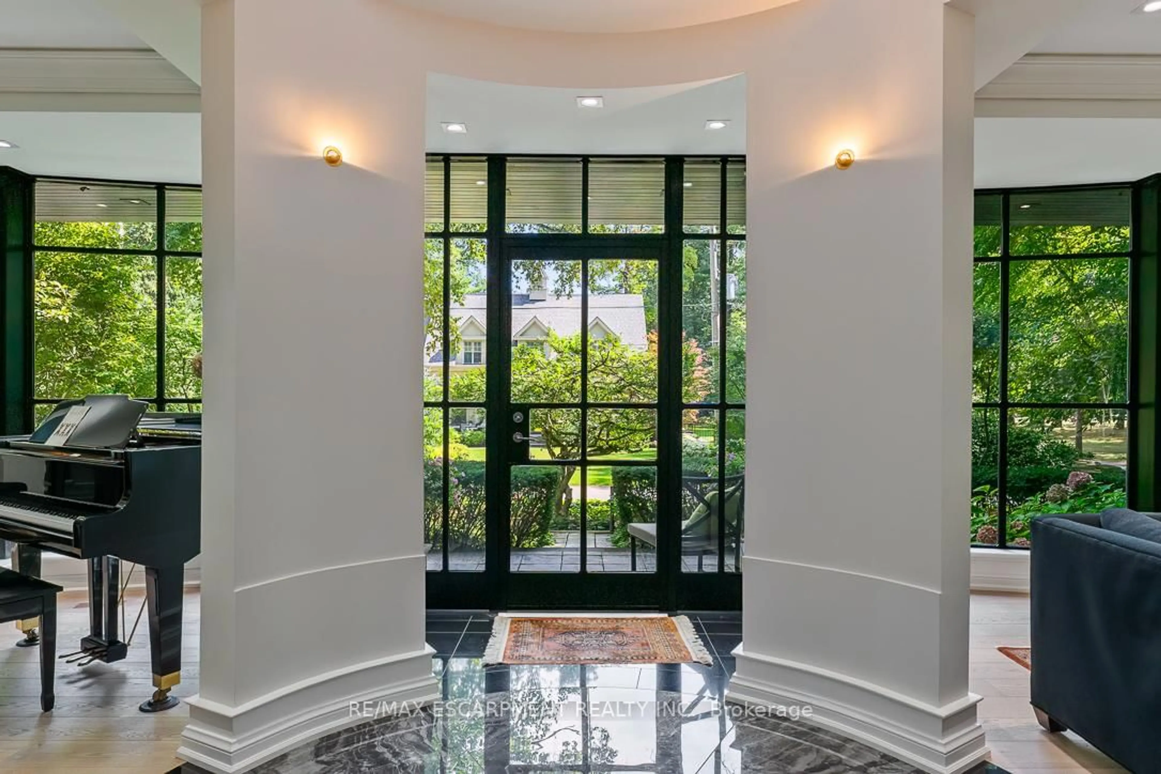 Indoor foyer for 905 Sangster Ave, Mississauga Ontario L5H 2Y3
