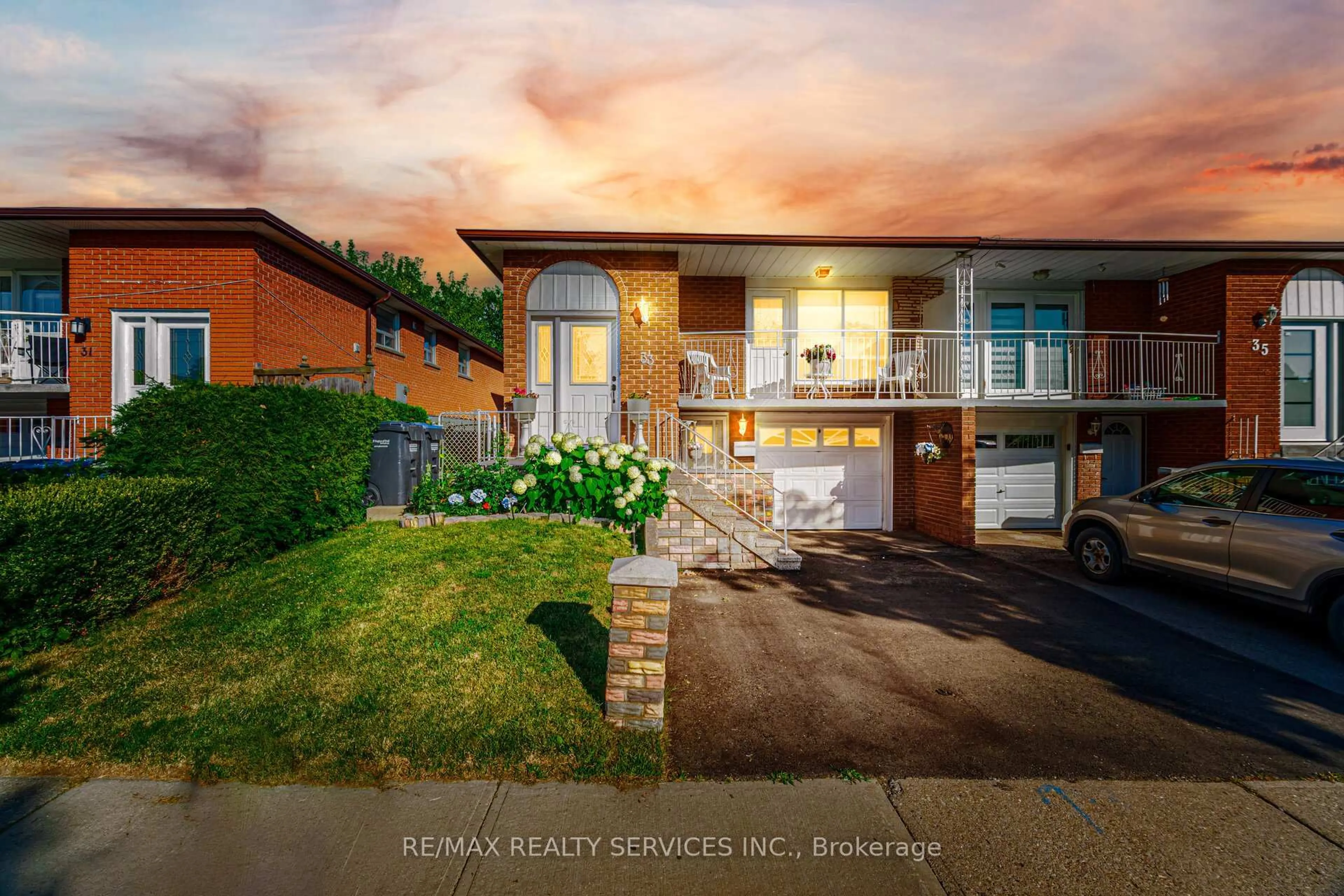 A pic from outside/outdoor area/front of a property/back of a property/a pic from drone, unknown for 33 Tolton Dr, Brampton Ontario L6V 2P9