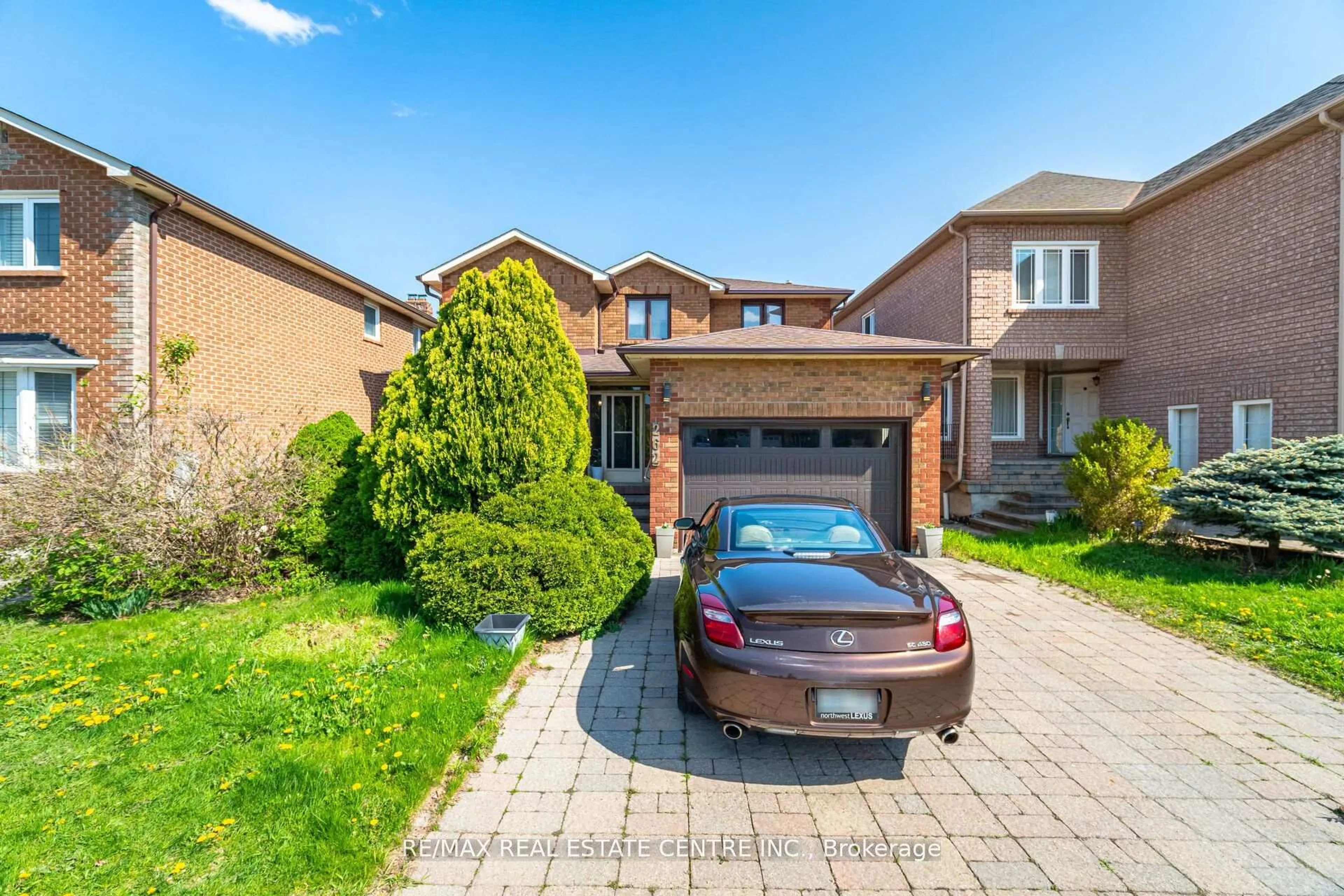 Home with brick exterior material, street for 262 Boxmoor Pl, Mississauga Ontario L5B 3L4