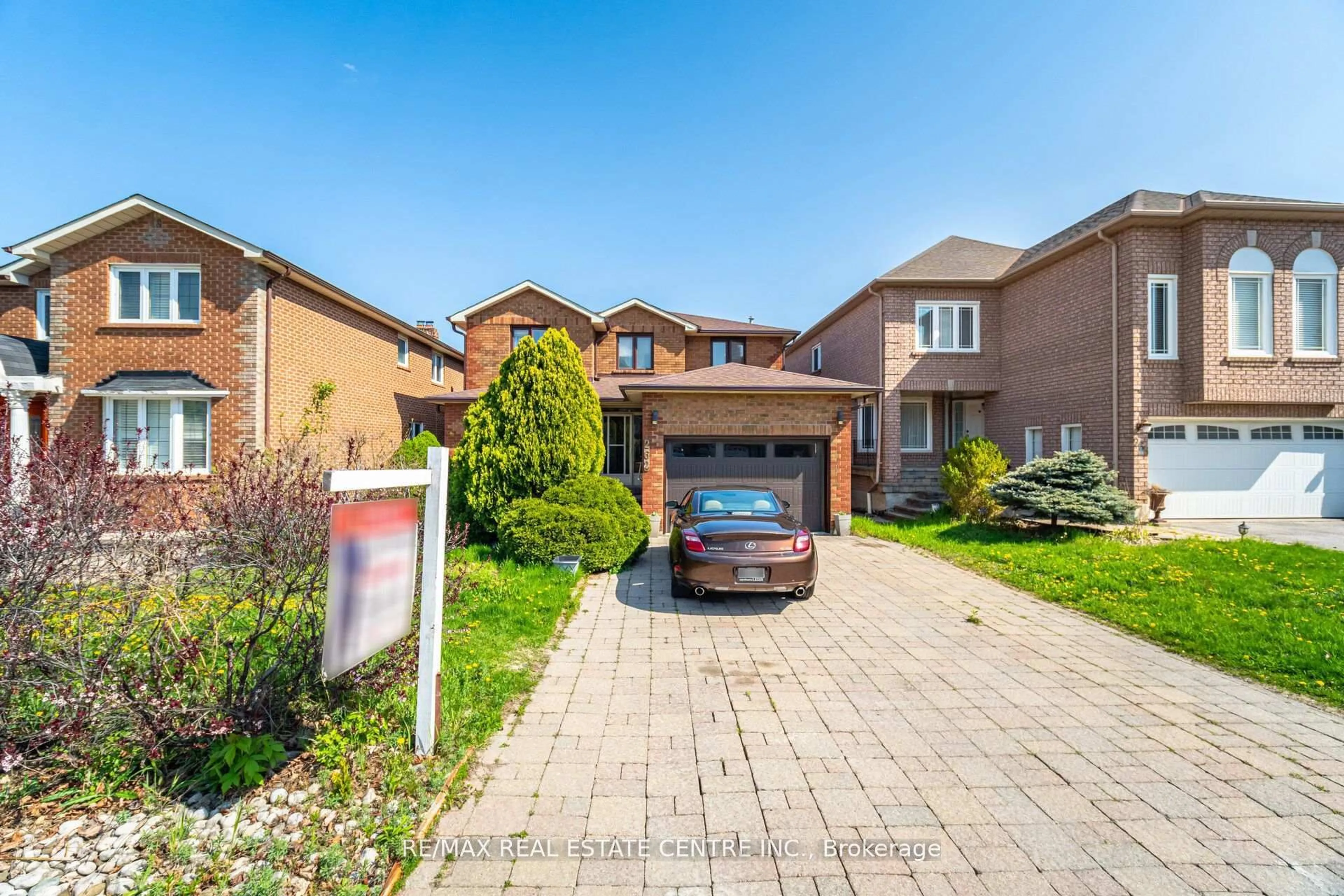 Home with brick exterior material, street for 262 Boxmoor Pl, Mississauga Ontario L5B 3L4