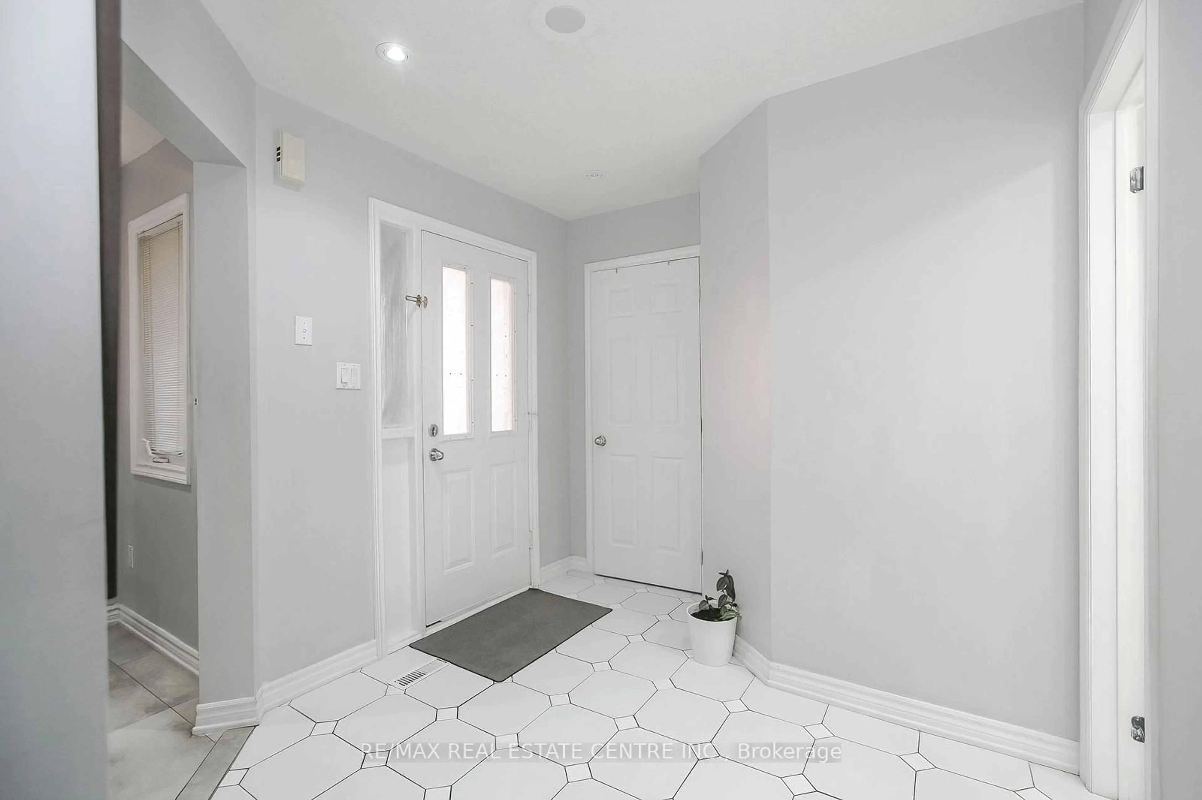 Indoor entryway for 5600 Cortina Cres, Mississauga Ontario L4Z 3R3