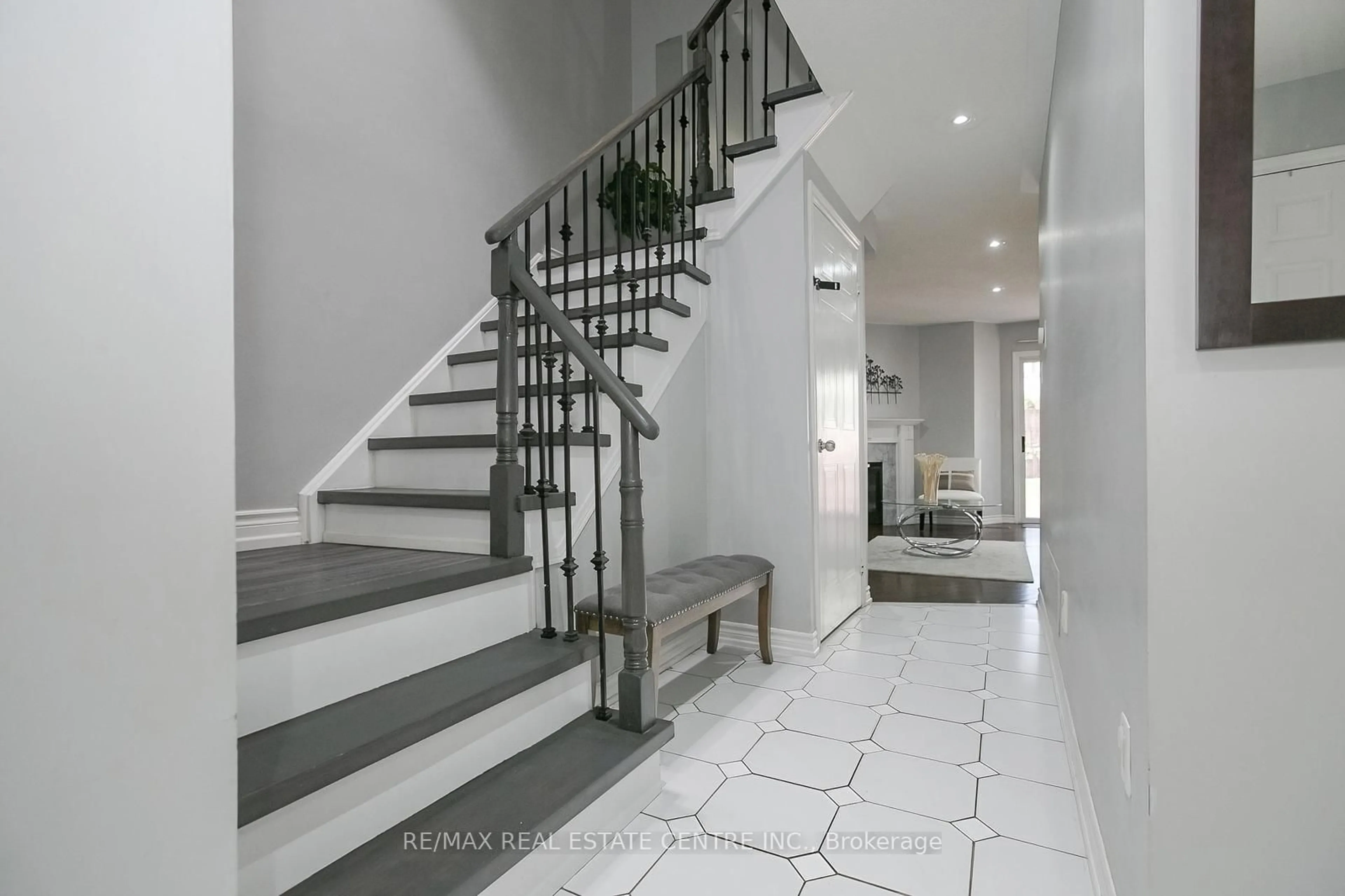 Unknown for 5600 Cortina Cres, Mississauga Ontario L4Z 3R3
