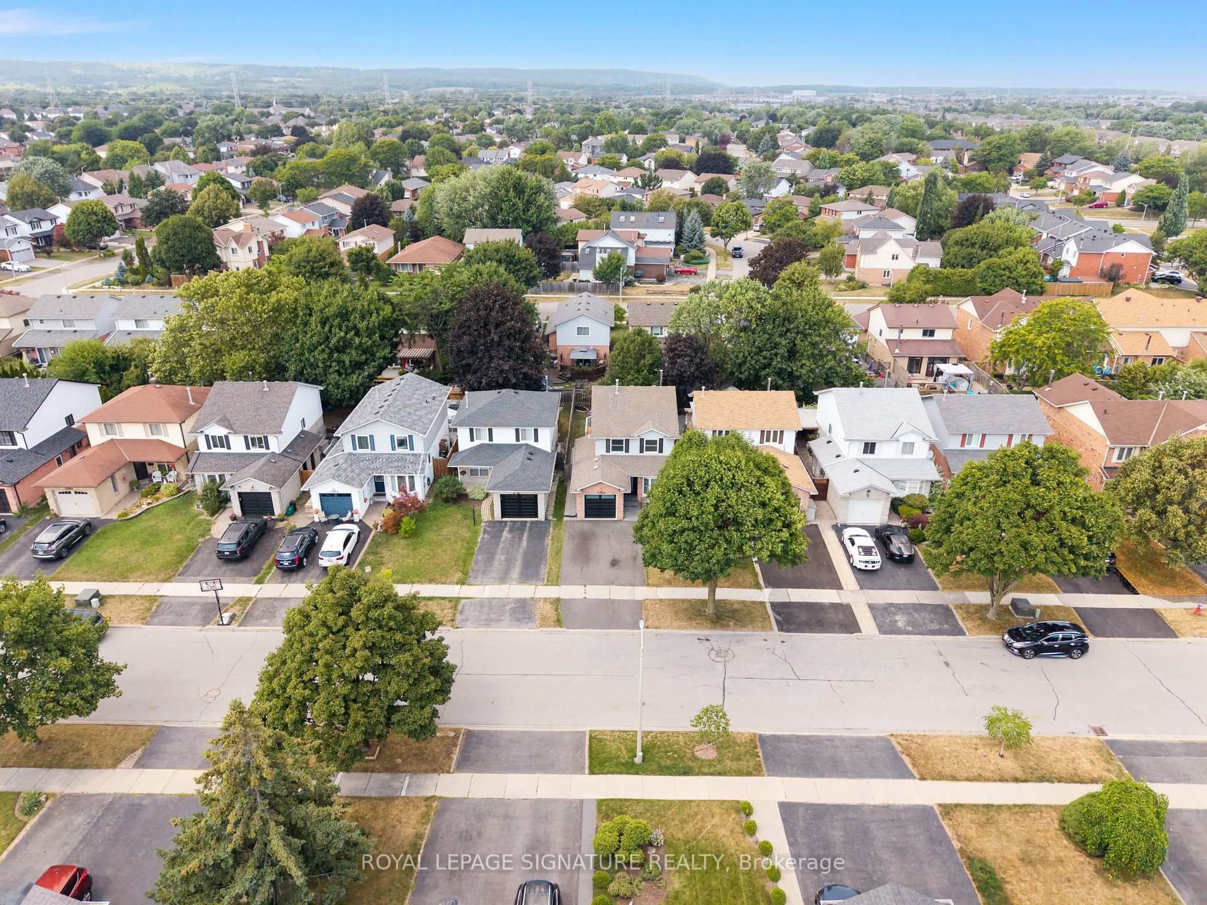 A pic from outside/outdoor area/front of a property/back of a property/a pic from drone, street for 2048 Chrisdon Rd, Burlington Ontario L7M 3W9