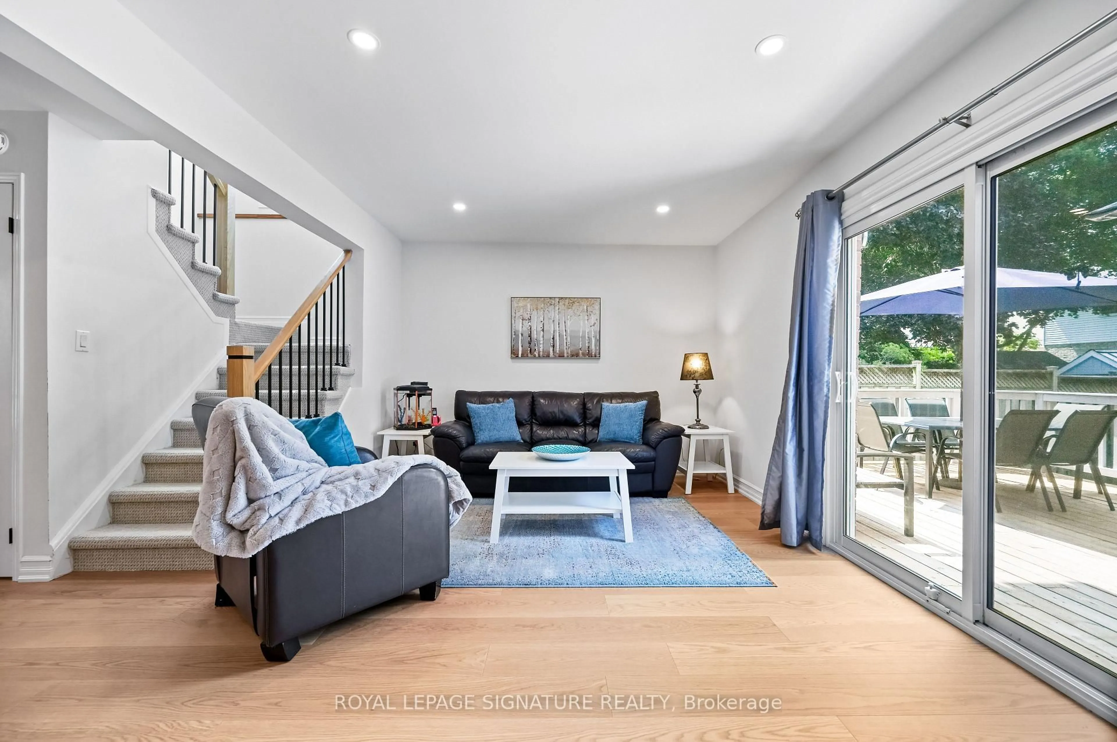 Living room with furniture, unknown for 2048 Chrisdon Rd, Burlington Ontario L7M 3W9