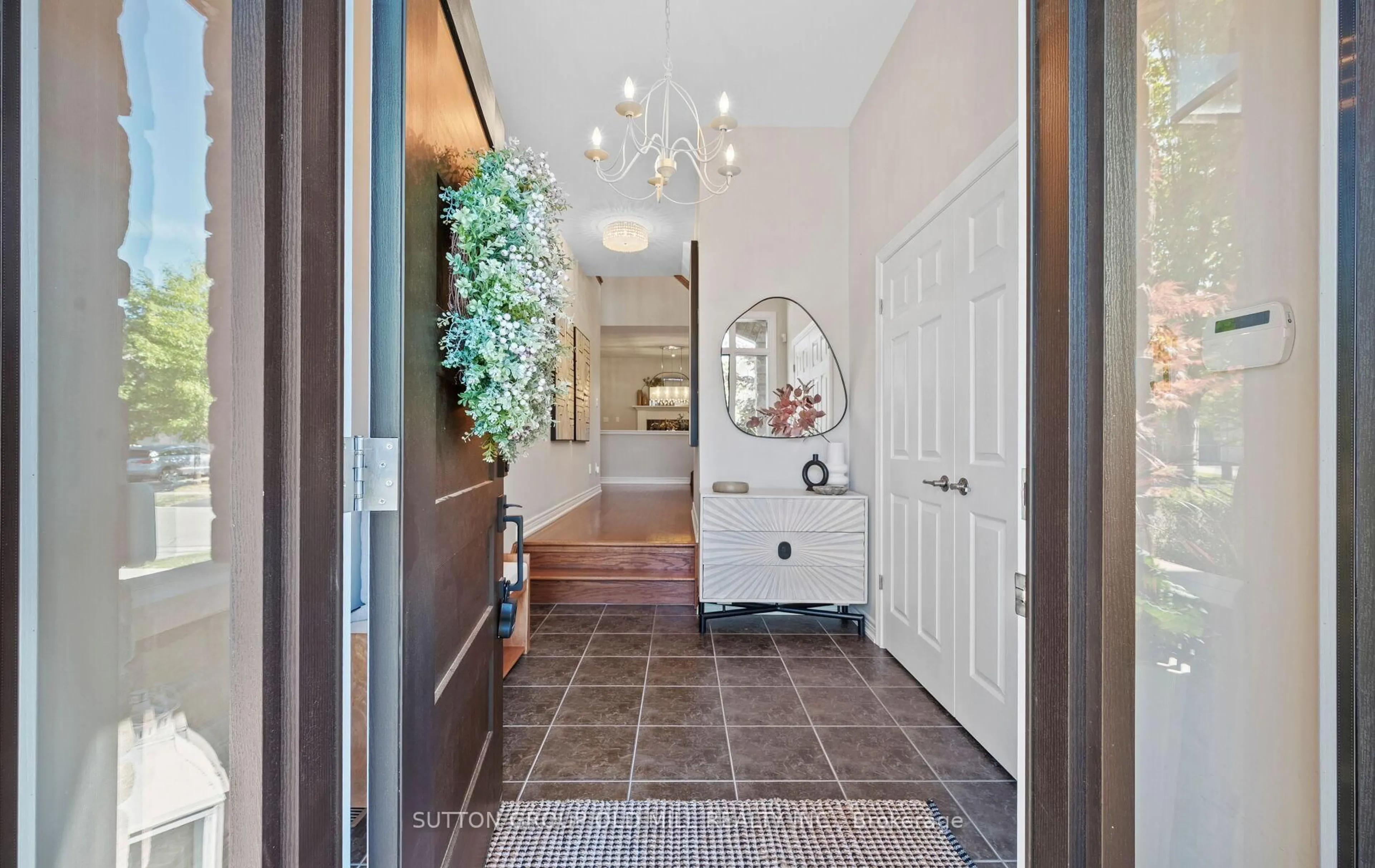 Indoor entryway for 3304 Stalybridge Dr, Oakville Ontario L6M 0K8