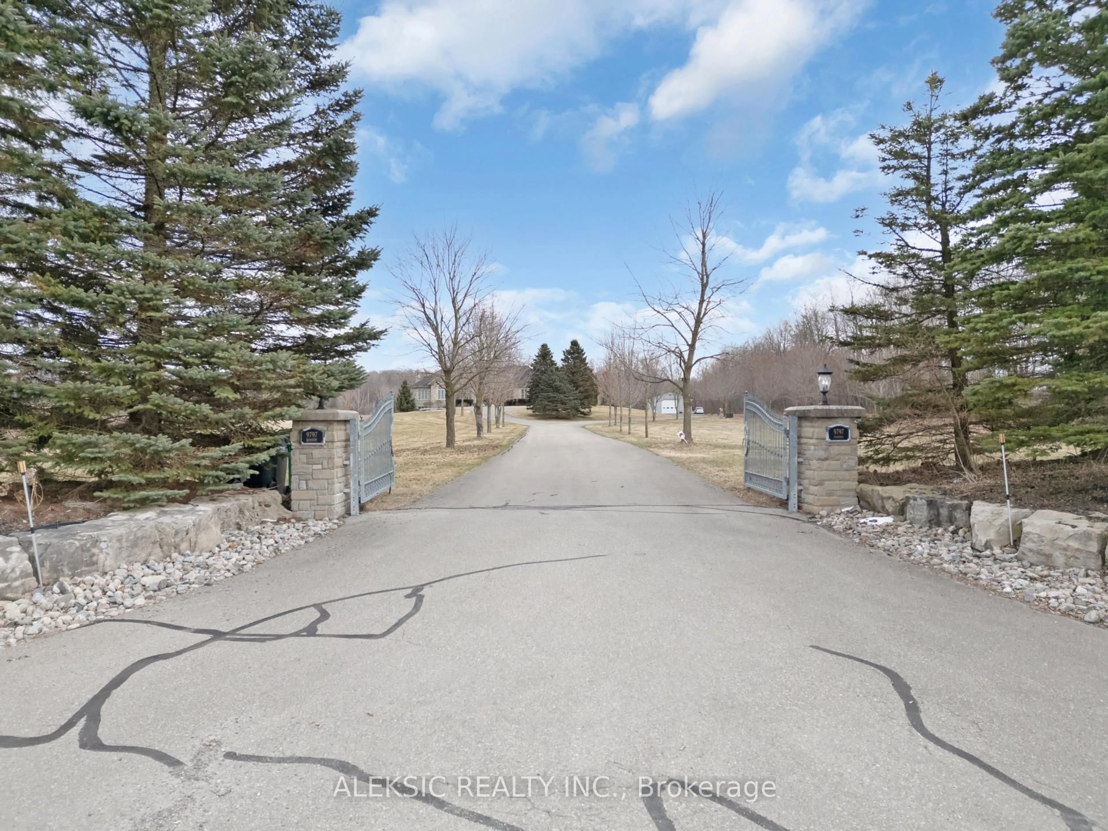 A pic from outside/outdoor area/front of a property/back of a property/a pic from drone, street for 9797 Hunsden Sdrd, Caledon Ontario L7E 0J8