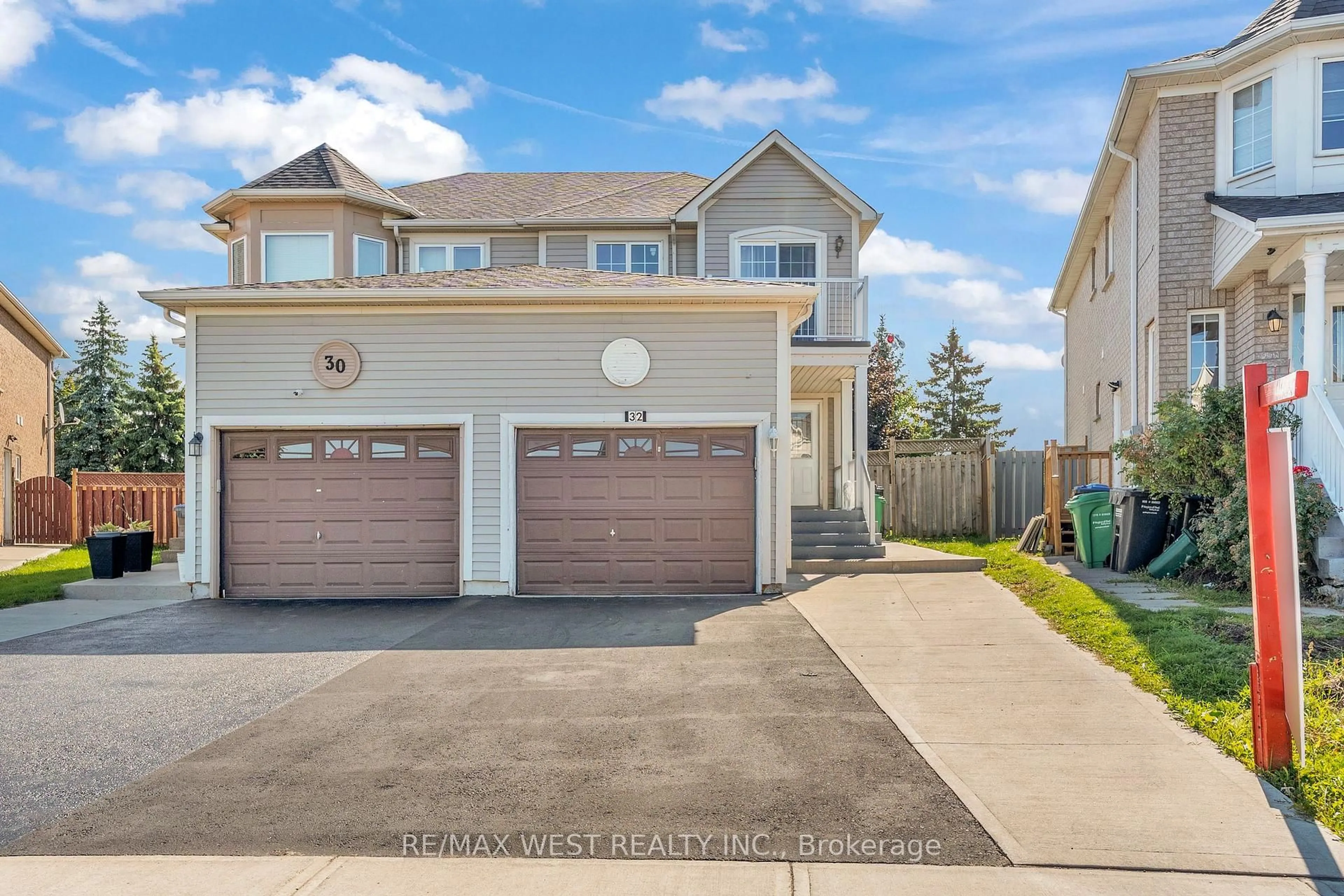 A pic from outside/outdoor area/front of a property/back of a property/a pic from drone, street for 32 Weather Vane Lane, Brampton Ontario L6X 4R5