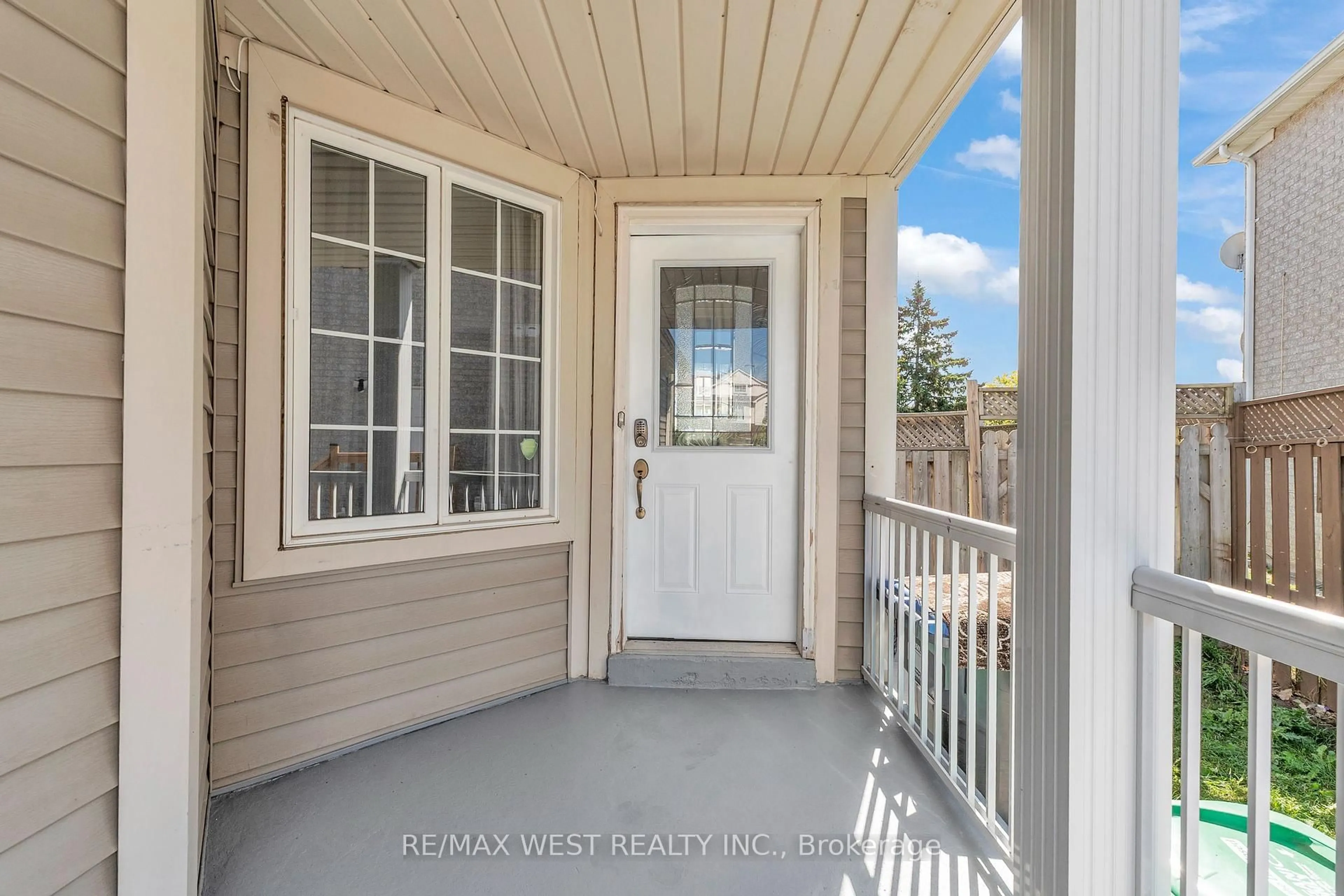 Indoor entryway for 32 Weather Vane Lane, Brampton Ontario L6X 4R5
