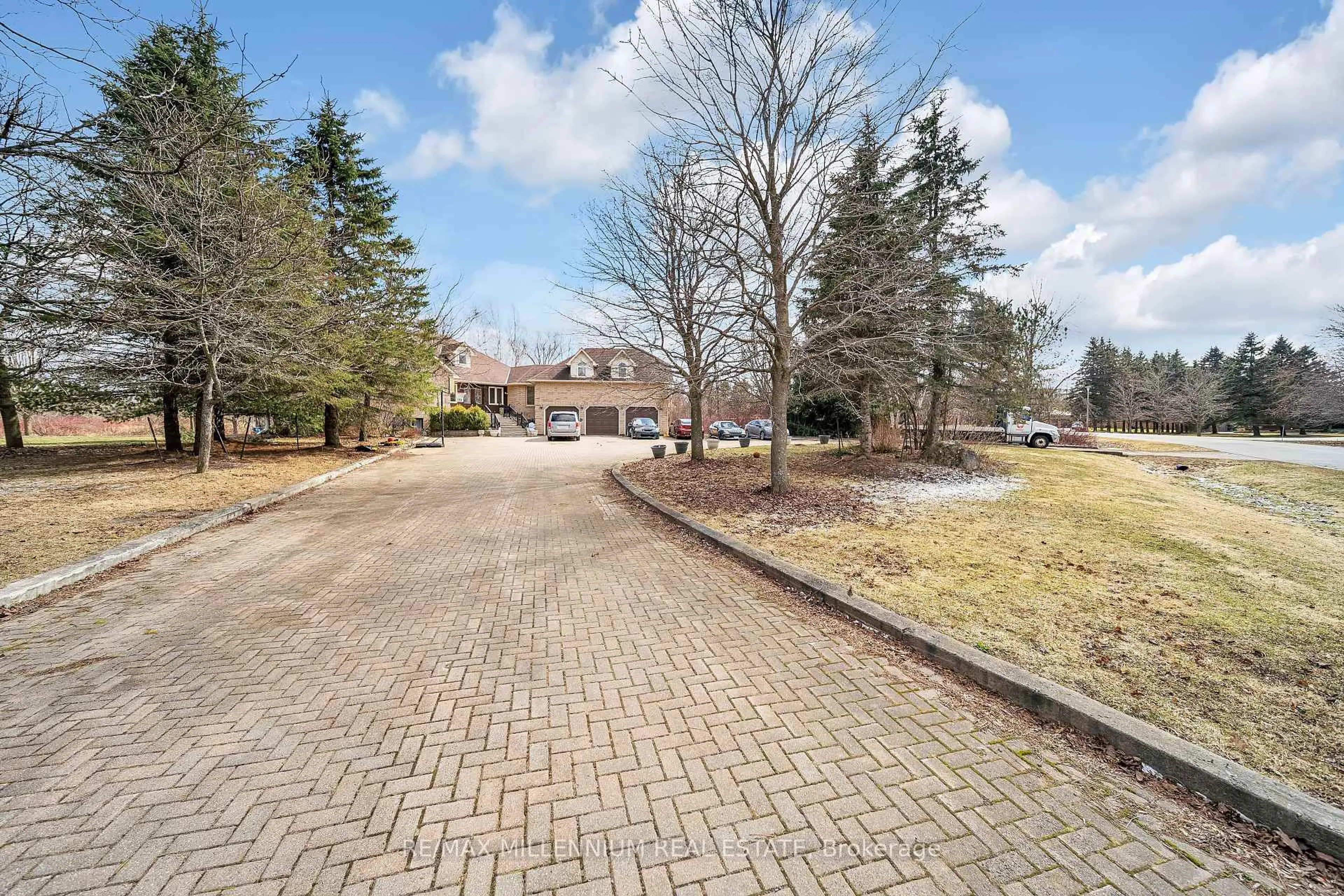 A pic from outside/outdoor area/front of a property/back of a property/a pic from drone, street for 3 Daybreak Lane, Caledon Ontario L7K 0N1