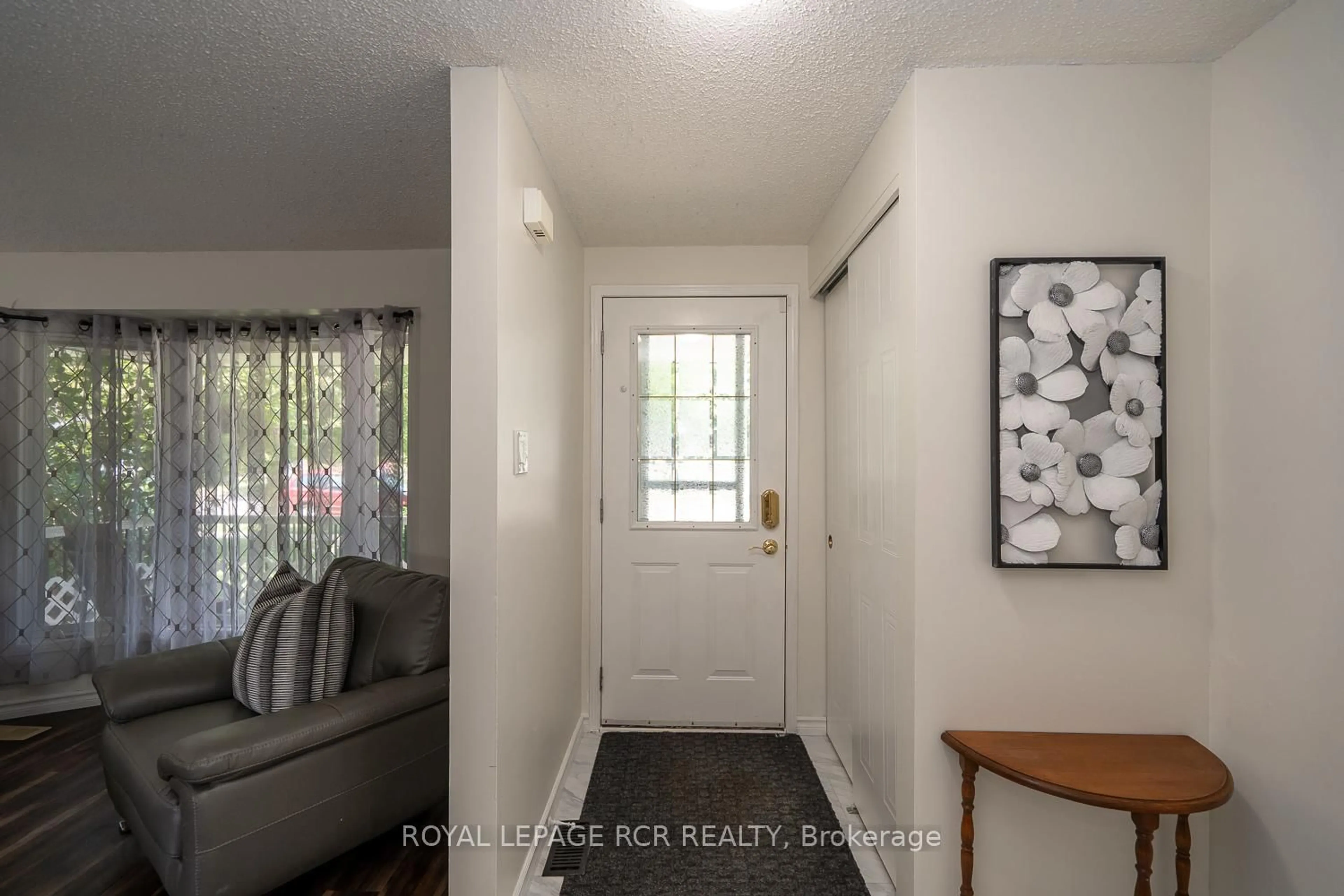 Indoor entryway for 252 Elmwood Cres, Orangeville Ontario L9W 4T4