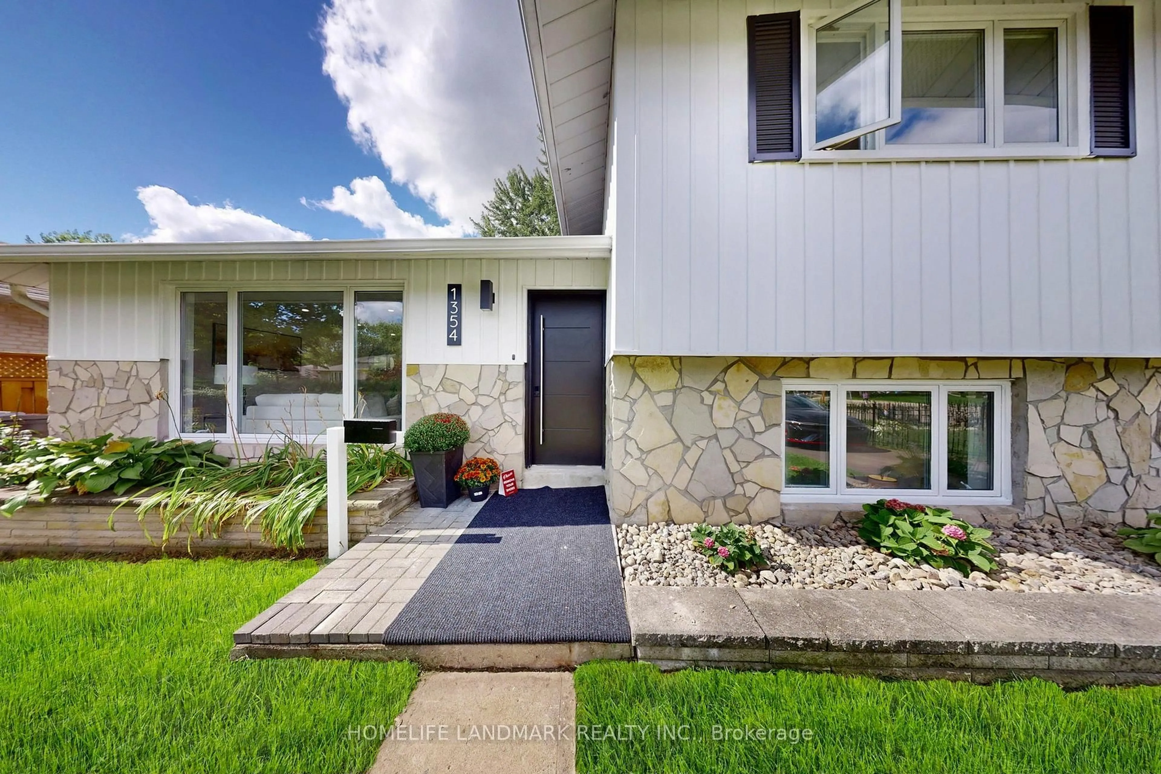 Home with vinyl exterior material, street for 1354 Kelly Rd, Mississauga Ontario L5J 3V2