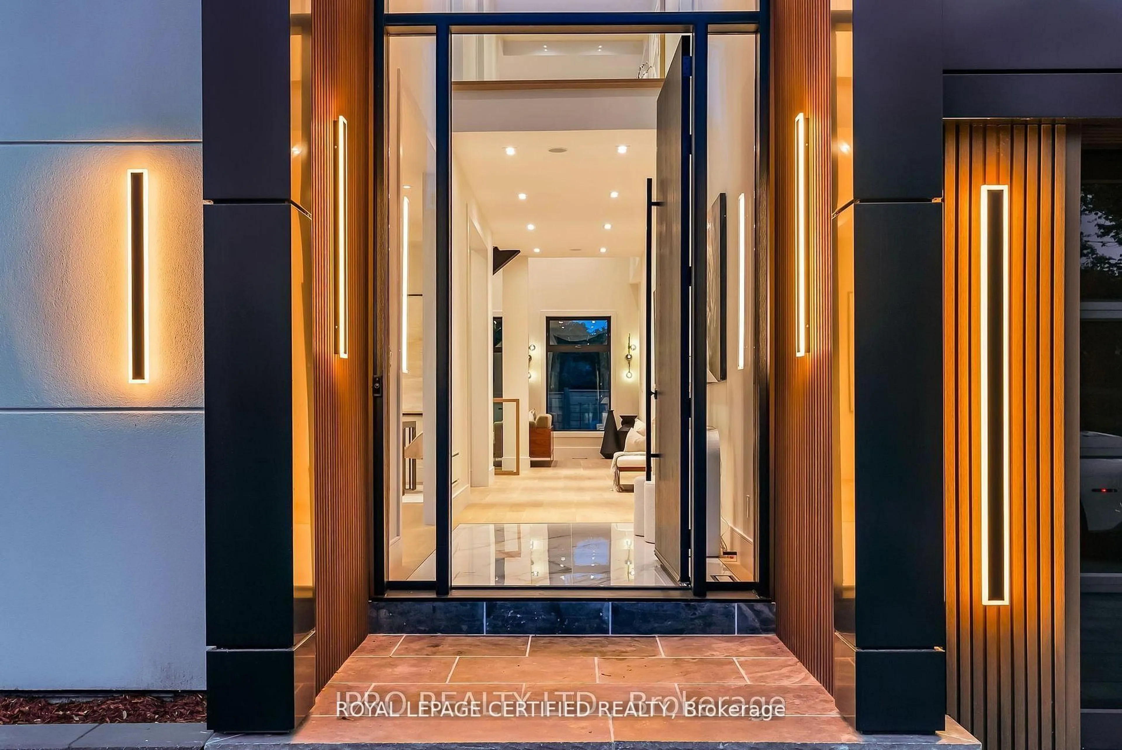 Indoor foyer for 1328 Waverly Ave, Oakville Ontario L6L 2S3