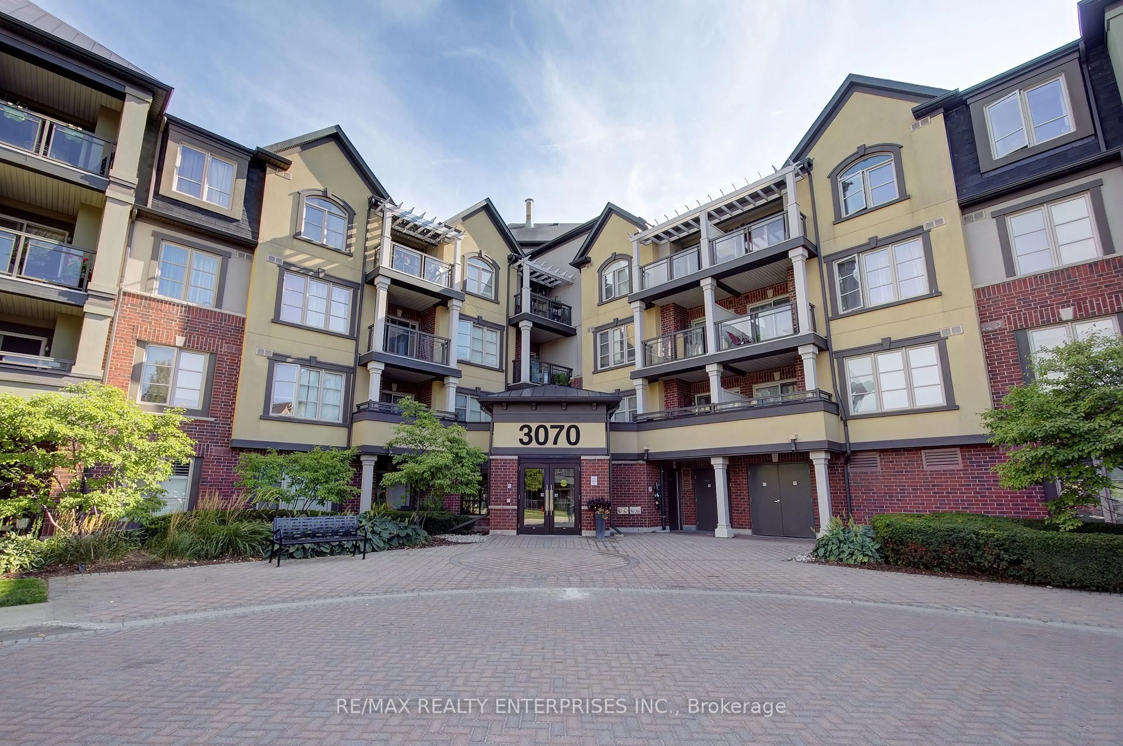 A pic from outside/outdoor area/front of a property/back of a property/a pic from drone, building for 3070 Rotary Way #412, Burlington Ontario L7M 0H1