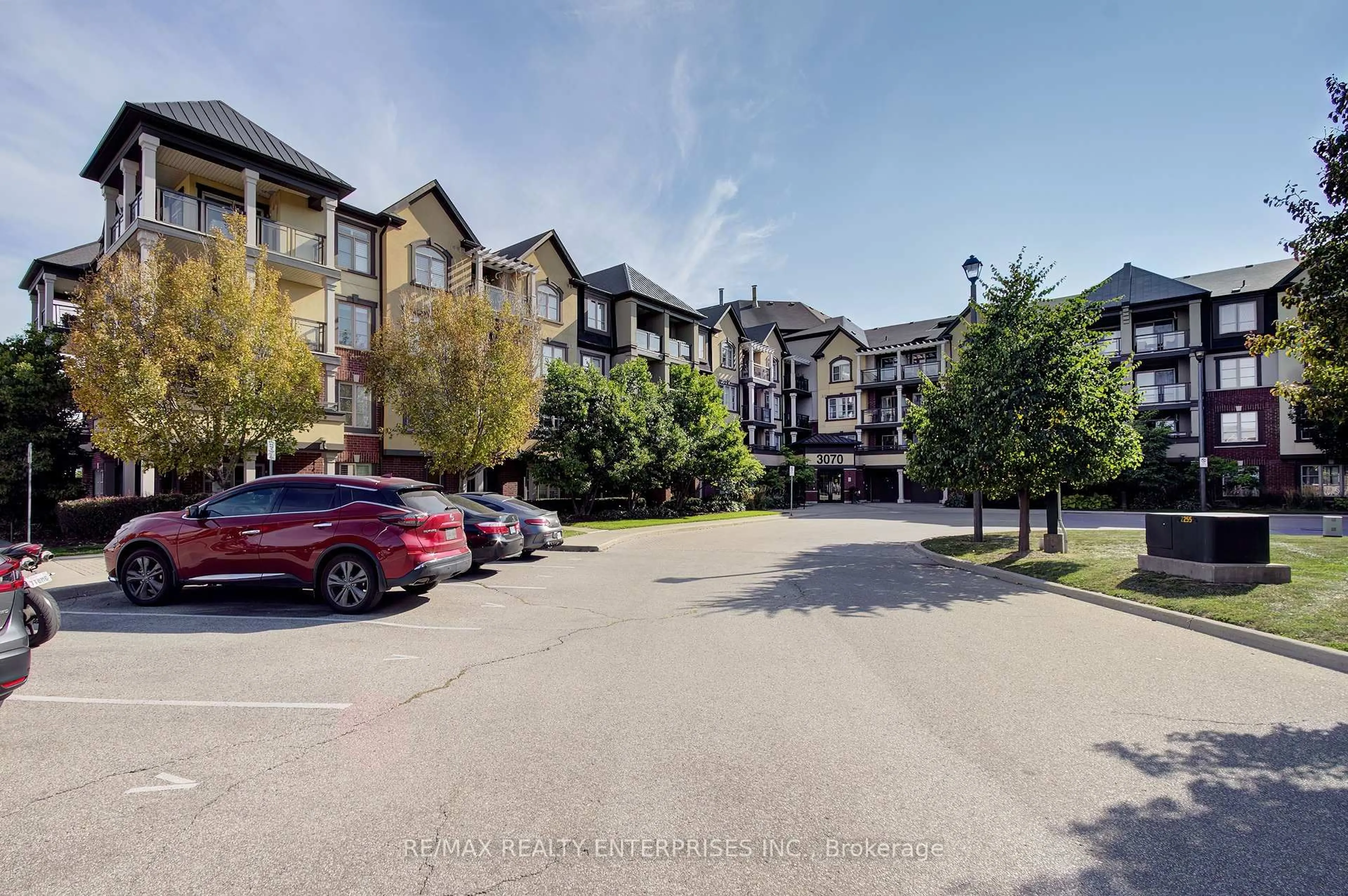A pic from outside/outdoor area/front of a property/back of a property/a pic from drone, unknown for 3070 Rotary Way #412, Burlington Ontario L7M 0H1