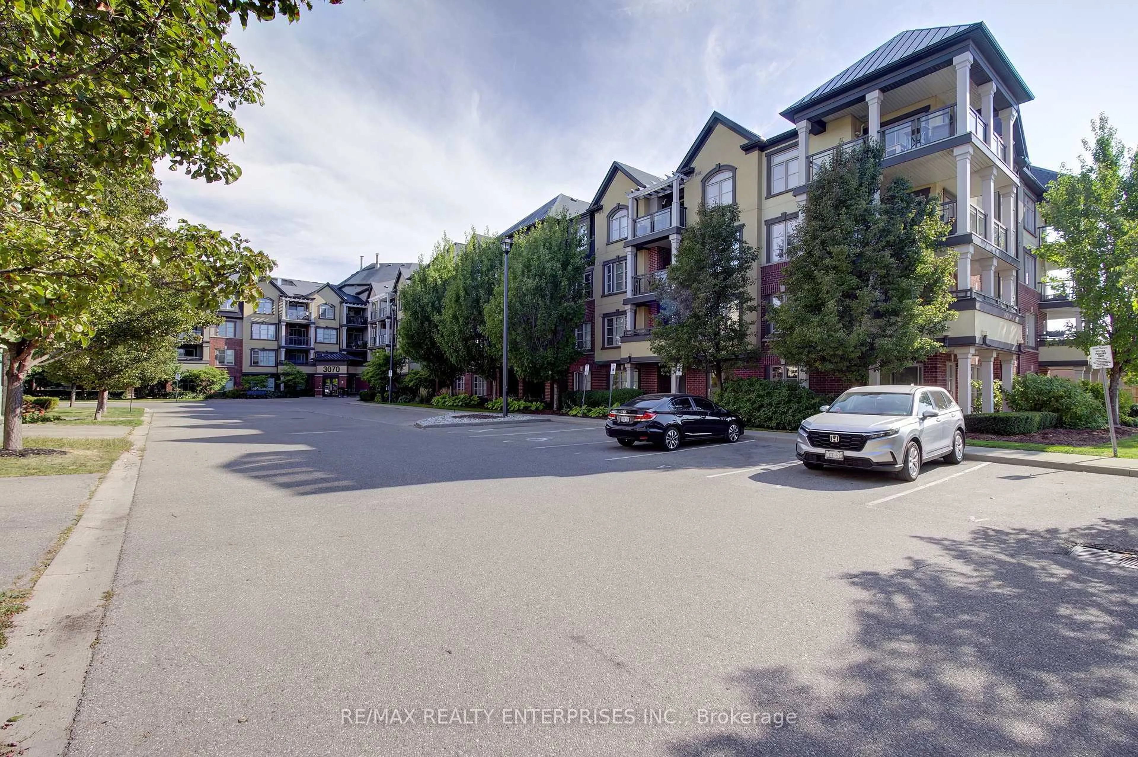 A pic from outside/outdoor area/front of a property/back of a property/a pic from drone, mountain view for 3070 Rotary Way #412, Burlington Ontario L7M 0H1