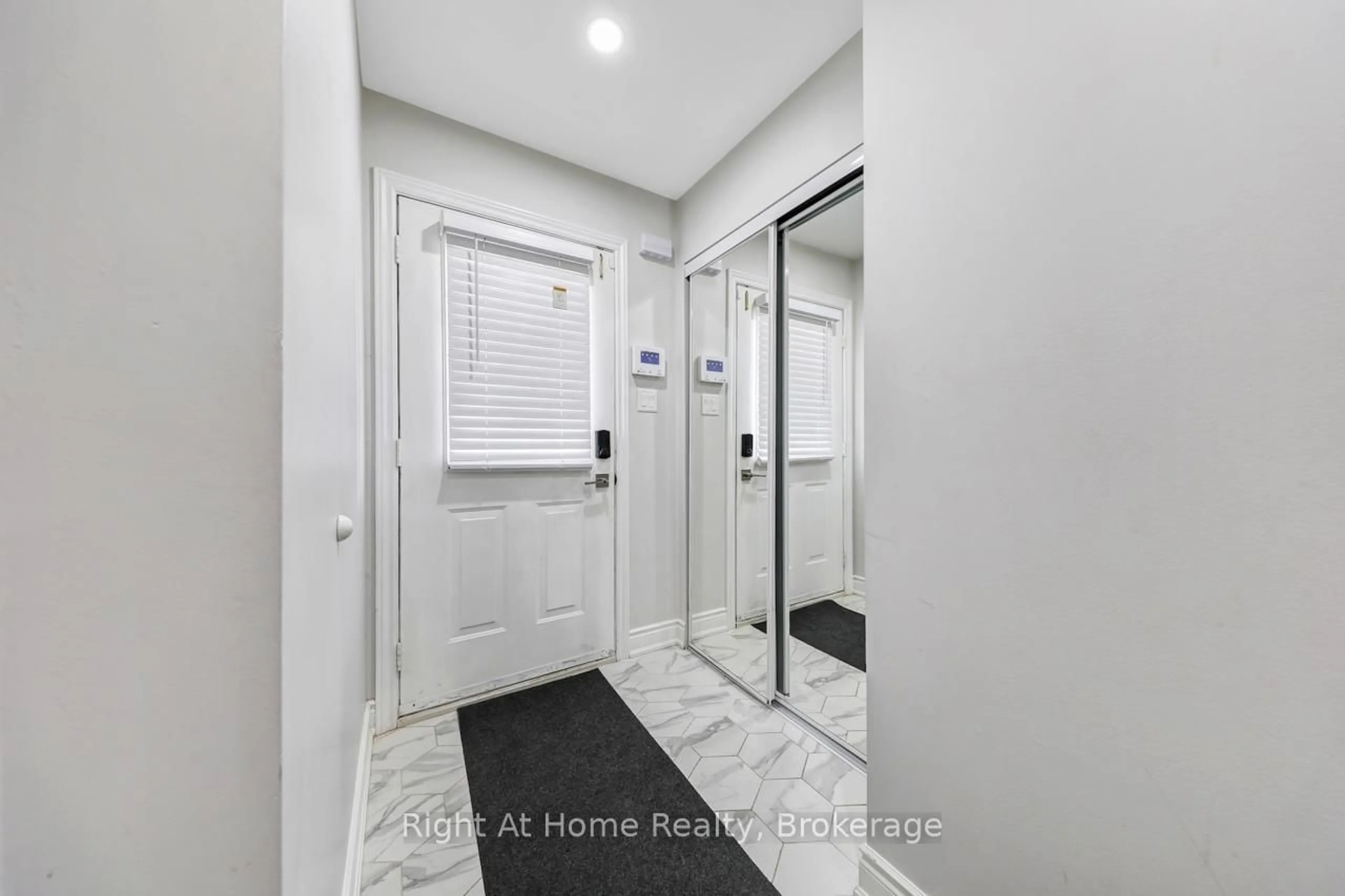 Indoor entryway for 5255 Guildwood Way #48, Mississauga Ontario L5R 3J5