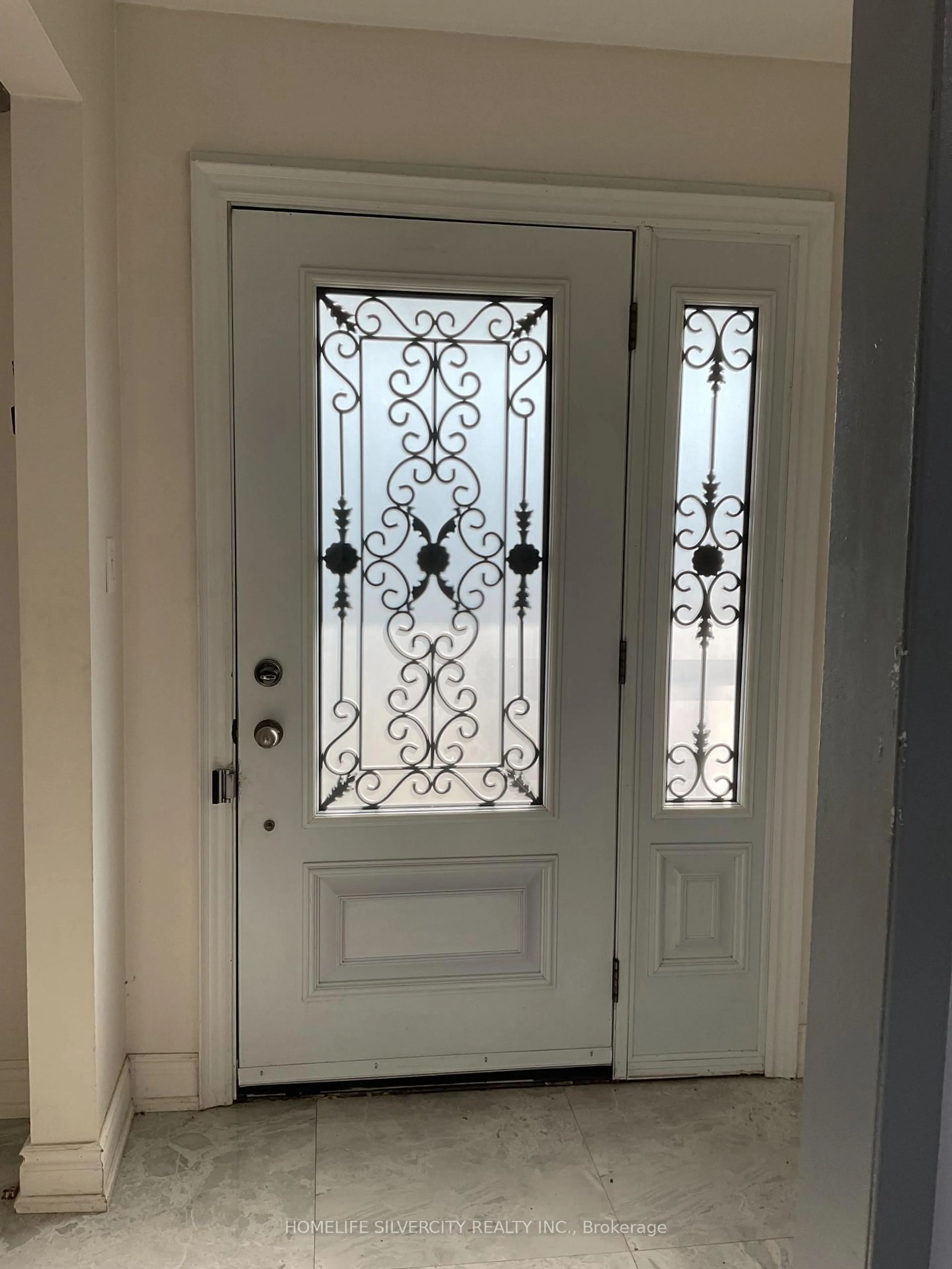Indoor entryway for 3708 Woodruff Cres, Mississauga Ontario L4T 1T9