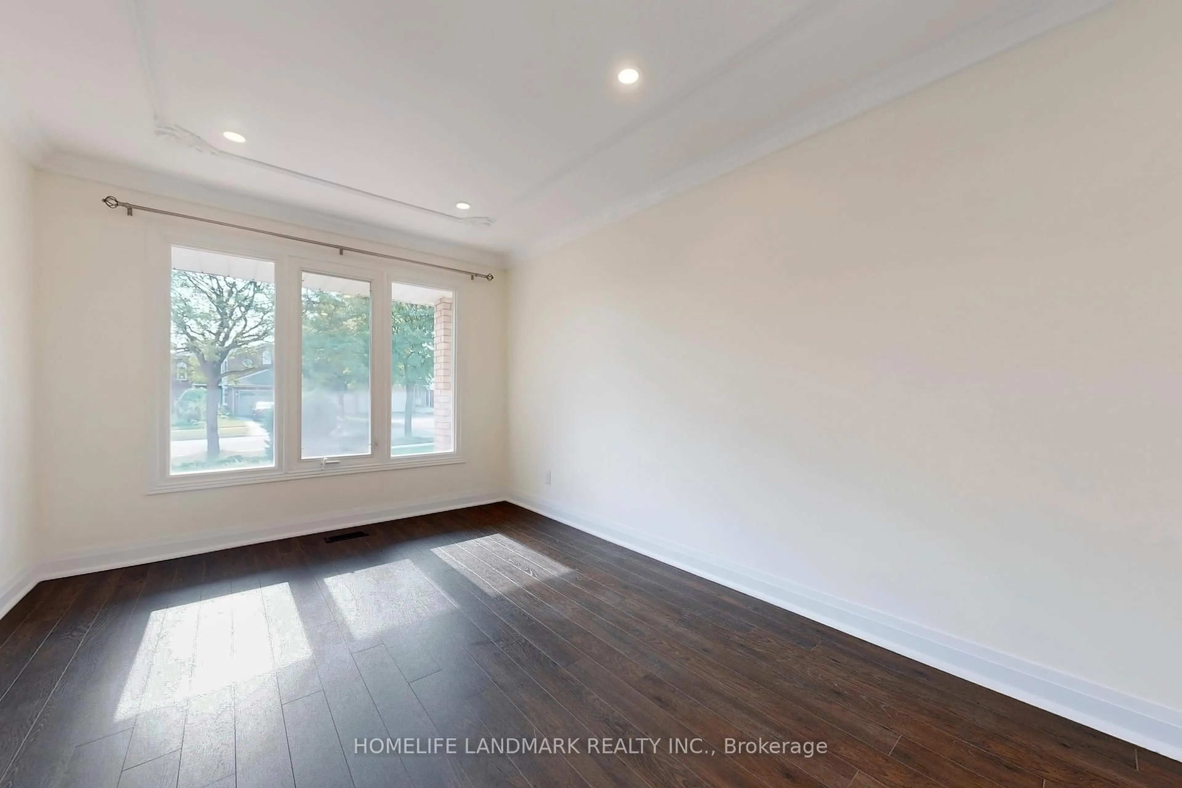 A pic of a room for 2587 Credit Valley Rd, Mississauga Ontario L5M 4K7