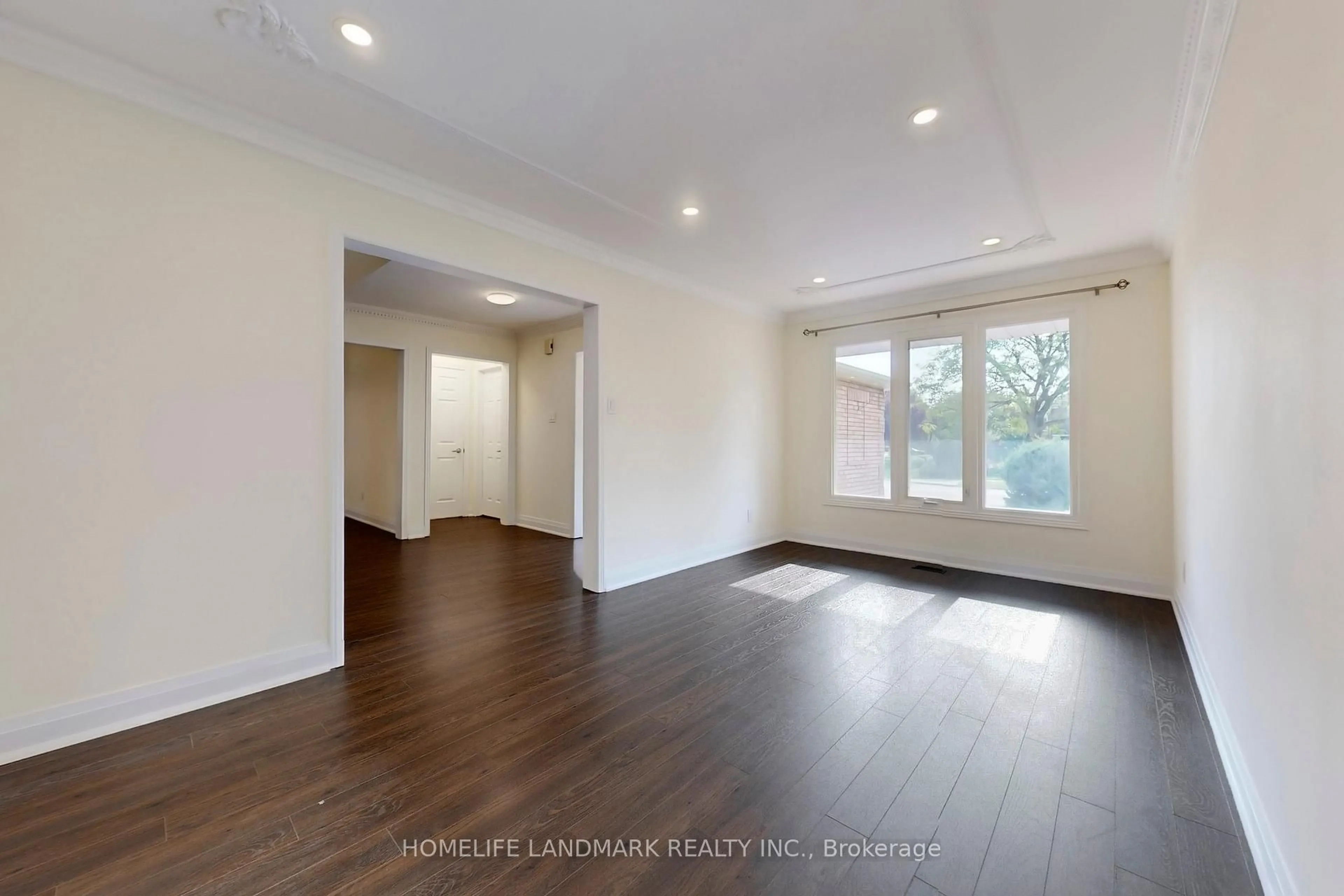 A pic of a room for 2587 Credit Valley Rd, Mississauga Ontario L5M 4K7
