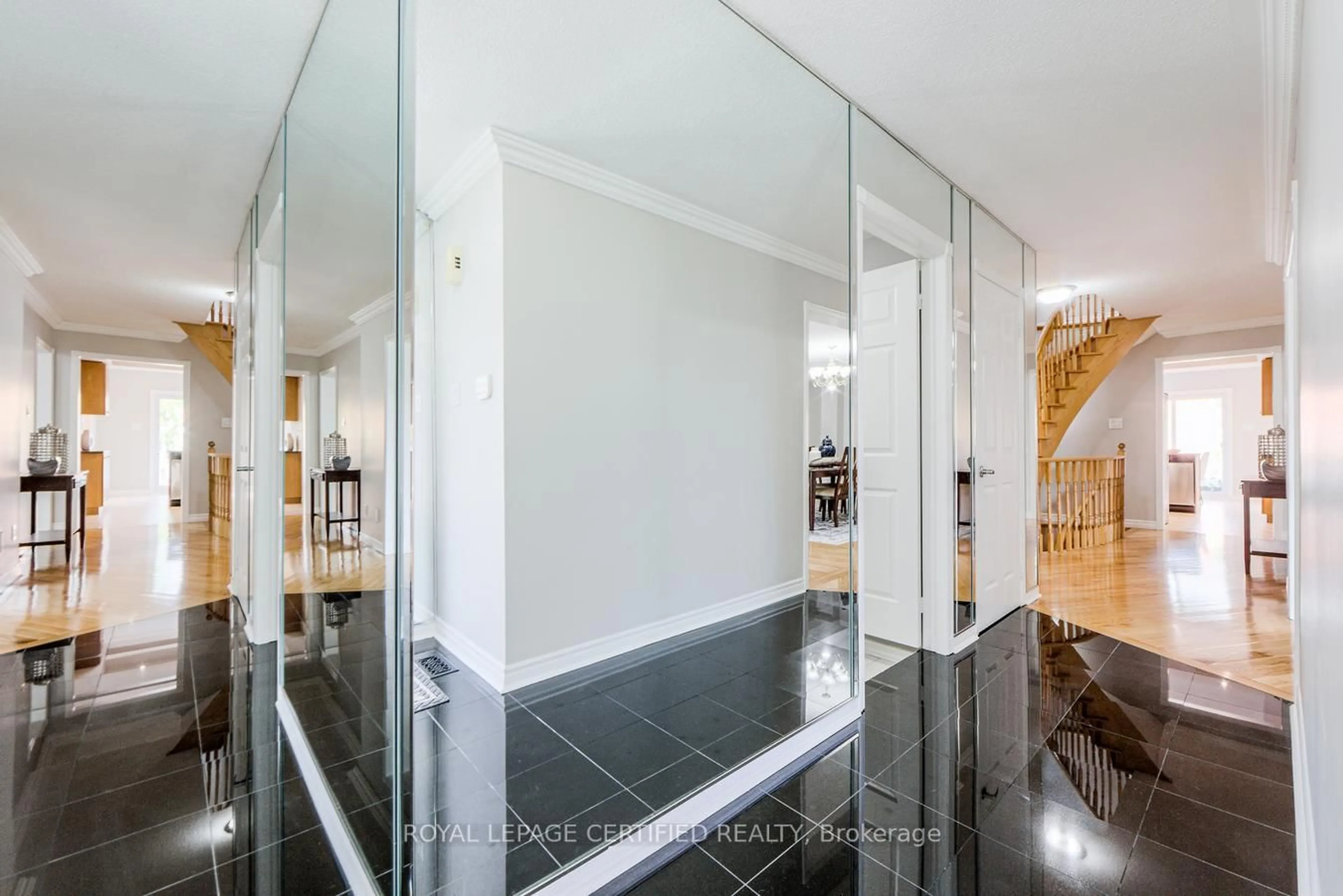 Indoor foyer for 3306 Columbine Cres, Mississauga Ontario L5N 6A8