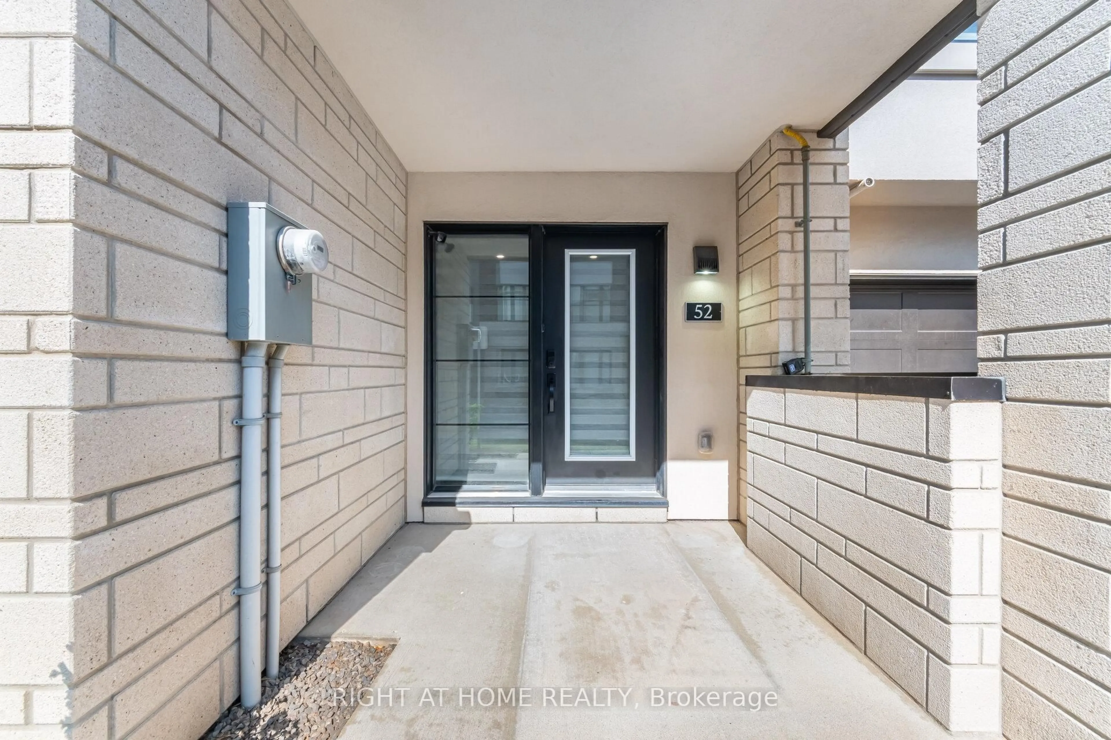 Indoor entryway for 1121 Cooke Blvd #52, Burlington Ontario L7T 0C3