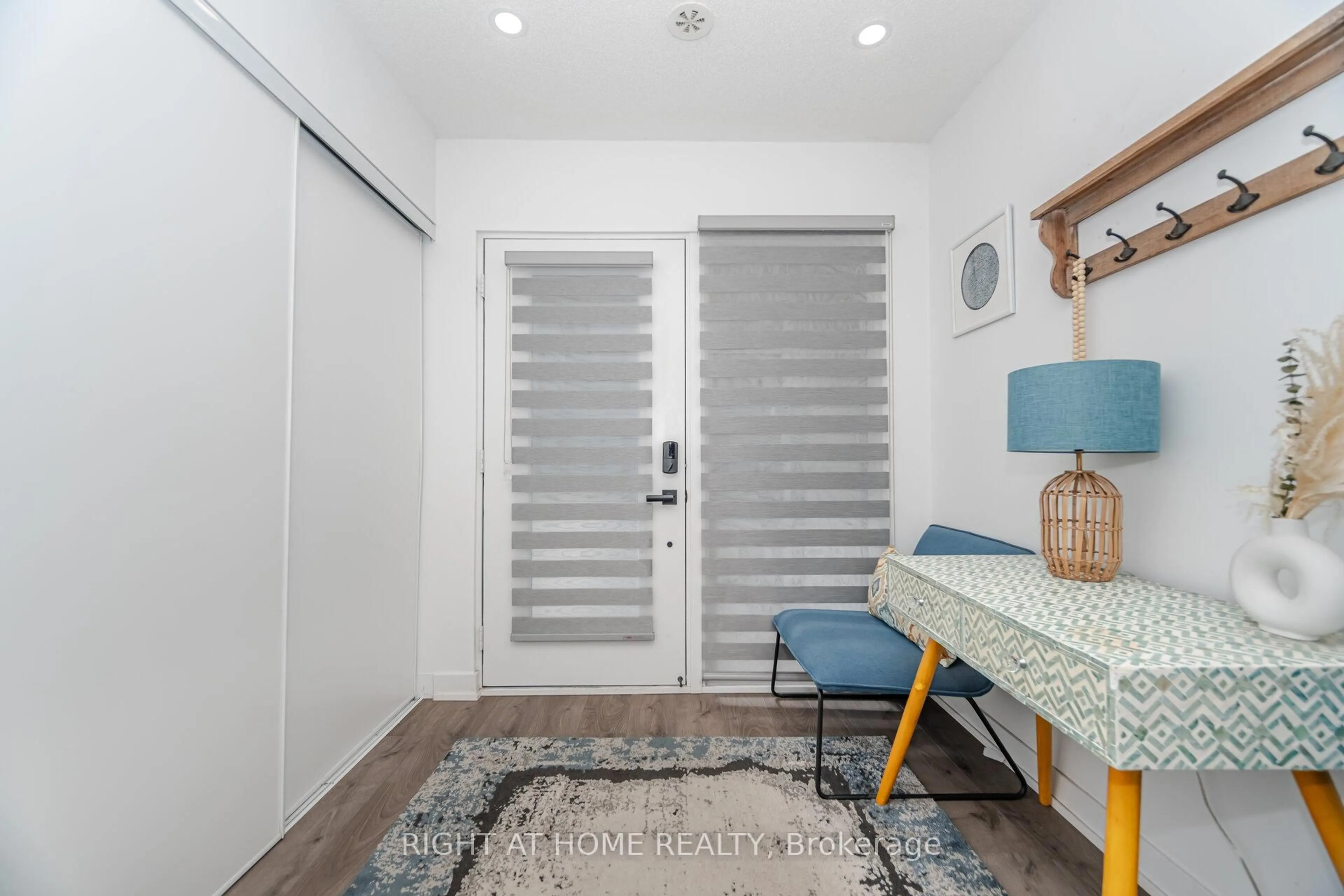 Indoor entryway for 1121 Cooke Blvd #52, Burlington Ontario L7T 0C3