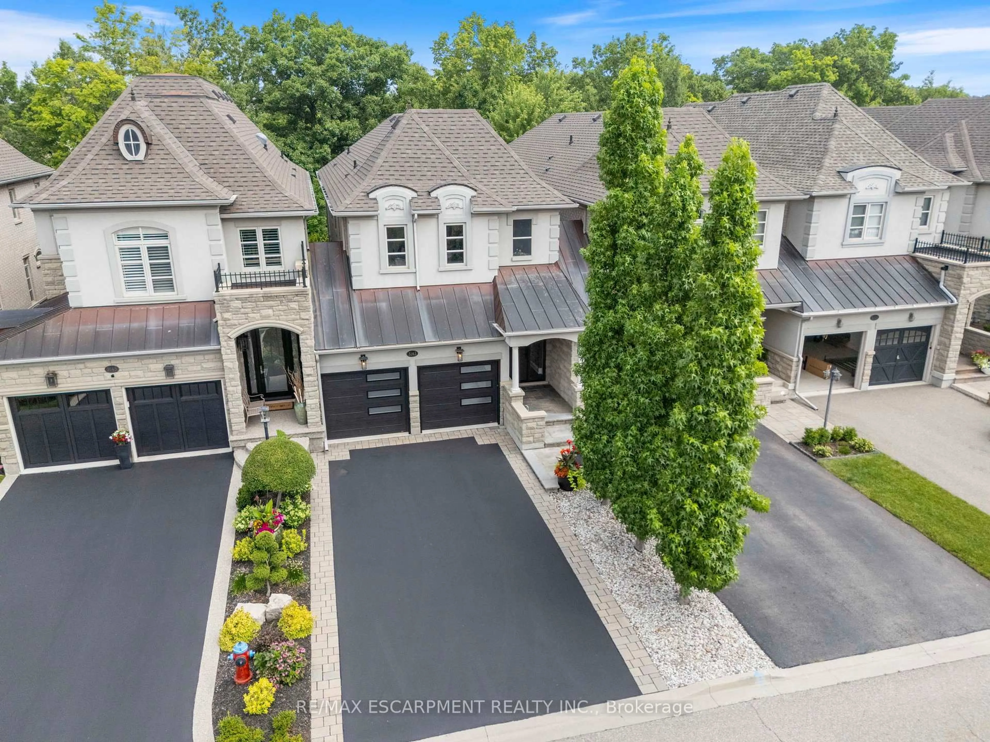 A pic from outside/outdoor area/front of a property/back of a property/a pic from drone, street for 3143 Watercliffe Crt, Oakville Ontario L6M 0K7